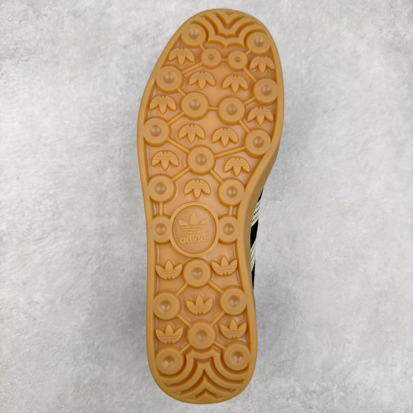 图片[9]-＃HP纯原 AD Original Gazelle Trainers 瞪羚室内鞋系列低帮复古百搭休闲运动德训风板鞋 JI2755 高端零售特供批次 原厂定制长毛翻毛皮组合环保纤维革鞋面材质 内置环保海玻璃鞋垫 外置RB橡胶大底 产品品控稳定性领先行业 原厂全套原楦原纸板冲刀磨具开发 原厂皮料加持 原厂港宝加持定型后跟R度完美 将复古进行到底 简约流畅 三十年不变经典 这款Gazelle运动鞋 无论面料、配色、质感或设计 都只在重现其1991年原款的经典 皮革鞋面 撞色三条纹和鞋跟标的设计 力求呈现90年代的经典复古风潮 Samba火热的同时 也带动了其它的复古鞋型 Gazelle便是其中一只 Gazelle Indoor拥有包边更宽的T字型鞋头 更好的保护运动员的前掌 浓浓的复古氛围感 非常适合现在流行的Cleanfit风格 尺码：35.5 36 36⅔ 37⅓ 38 38⅔ 39⅓ 40 40⅔ 41⅓ 42 42⅔ 43⅓ 44 44⅔ 45-选品中心