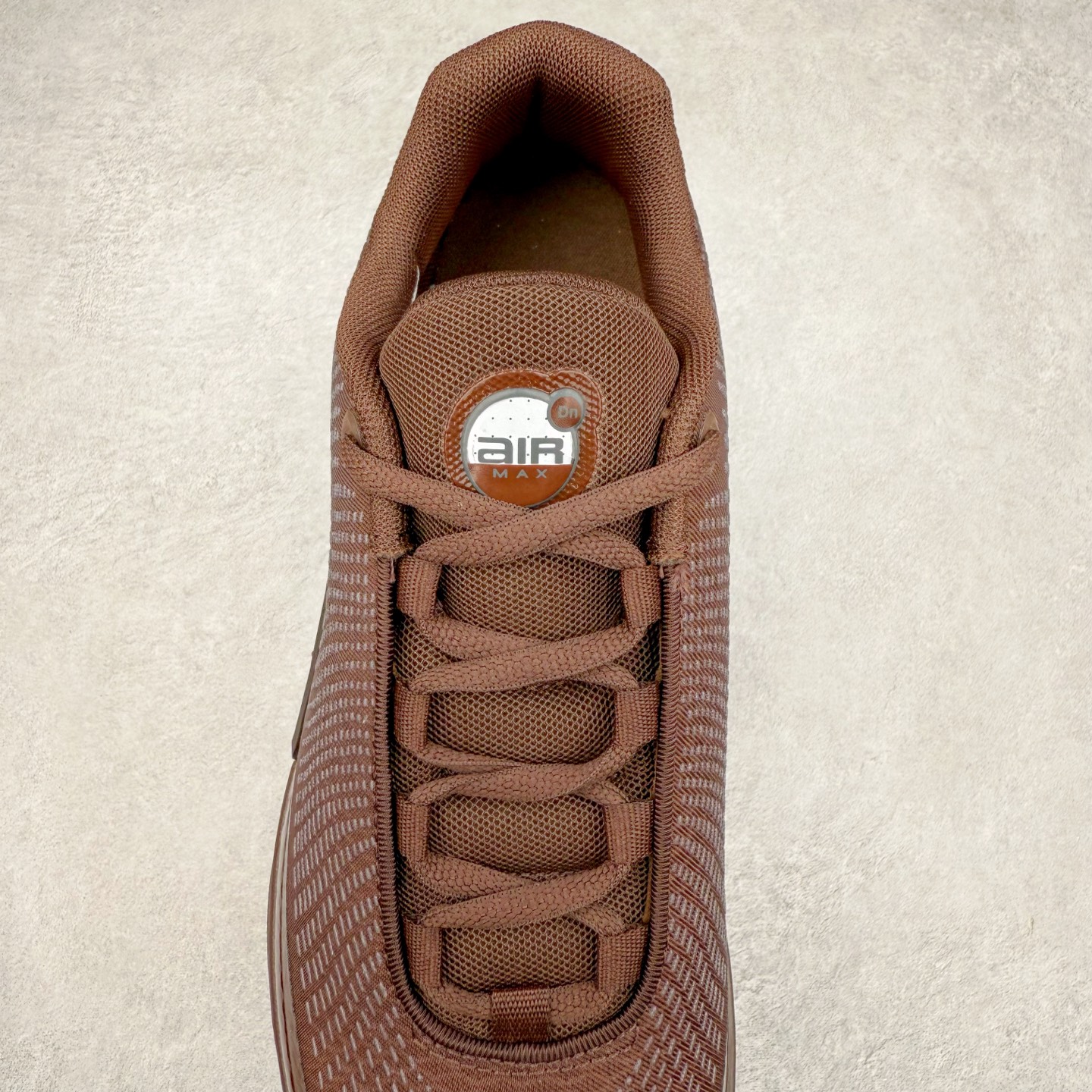 图片[5]-NK Air Max DN8 全掌科技气垫缓震运动跑鞋 HQ3837-200 DN8的核心亮点在于其八腔气垫结构 根据不同部位设定的气压值专为行走设计 提供卓越的舒适感 鞋面的设计让人联想到上世纪90年代末至2000年代初的多款Air Max 中底上系列圆形孔洞引发了热议 不少人将其与竞争品牌的缓震技术进行比较 例如K-SWISS 2010年代初推出的Tubes技 及以多孔鞋底闻名的品牌 尺码：36 36.5 37.5 38 38.5 39 40 40.5 41 42 42.5 43 44 44.5 45-选品中心