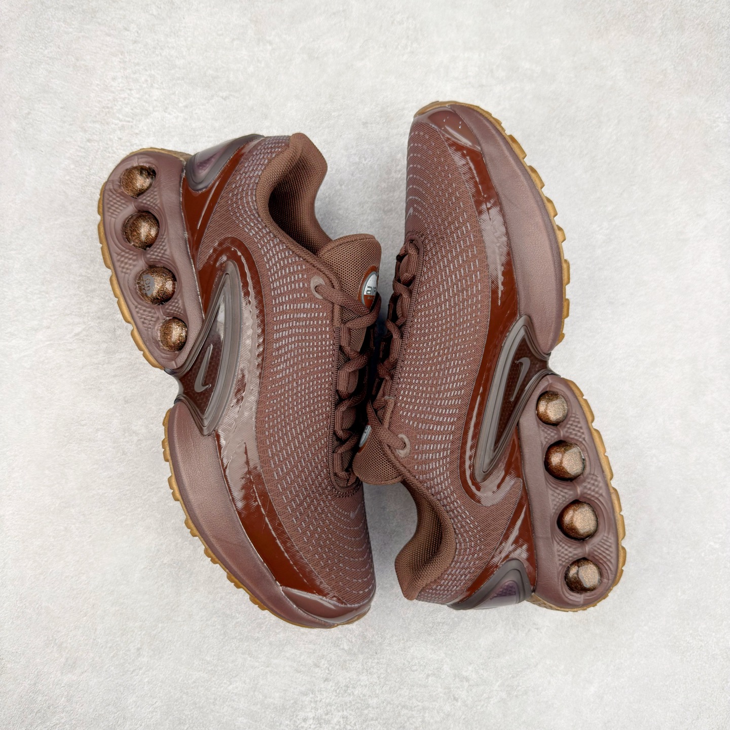 图片[3]-NK Air Max DN8 全掌科技气垫缓震运动跑鞋 HQ3837-200 DN8的核心亮点在于其八腔气垫结构 根据不同部位设定的气压值专为行走设计 提供卓越的舒适感 鞋面的设计让人联想到上世纪90年代末至2000年代初的多款Air Max 中底上系列圆形孔洞引发了热议 不少人将其与竞争品牌的缓震技术进行比较 例如K-SWISS 2010年代初推出的Tubes技 及以多孔鞋底闻名的品牌 尺码：36 36.5 37.5 38 38.5 39 40 40.5 41 42 42.5 43 44 44.5 45-选品中心