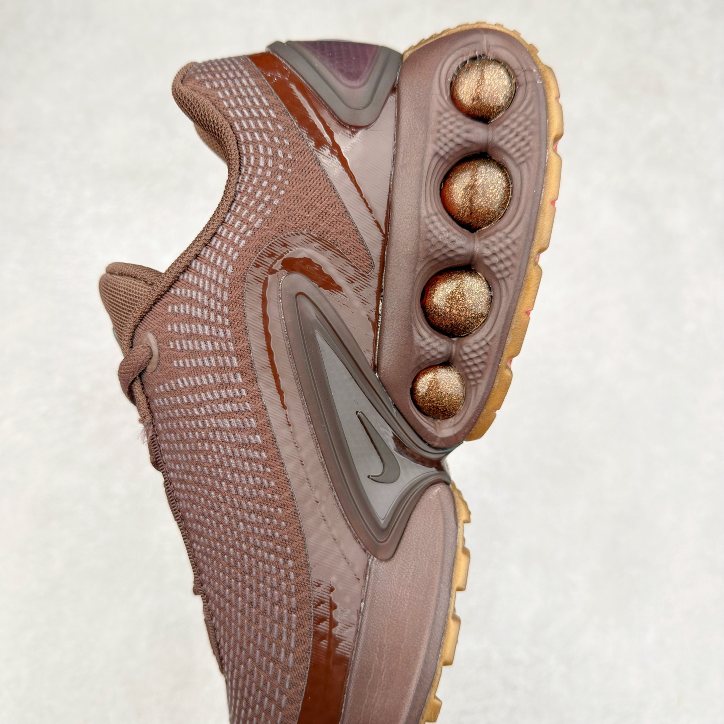 图片[7]-NK Air Max DN8 全掌科技气垫缓震运动跑鞋 HQ3837-200 DN8的核心亮点在于其八腔气垫结构 根据不同部位设定的气压值专为行走设计 提供卓越的舒适感 鞋面的设计让人联想到上世纪90年代末至2000年代初的多款Air Max 中底上系列圆形孔洞引发了热议 不少人将其与竞争品牌的缓震技术进行比较 例如K-SWISS 2010年代初推出的Tubes技 及以多孔鞋底闻名的品牌 尺码：36 36.5 37.5 38 38.5 39 40 40.5 41 42 42.5 43 44 44.5 45-选品中心