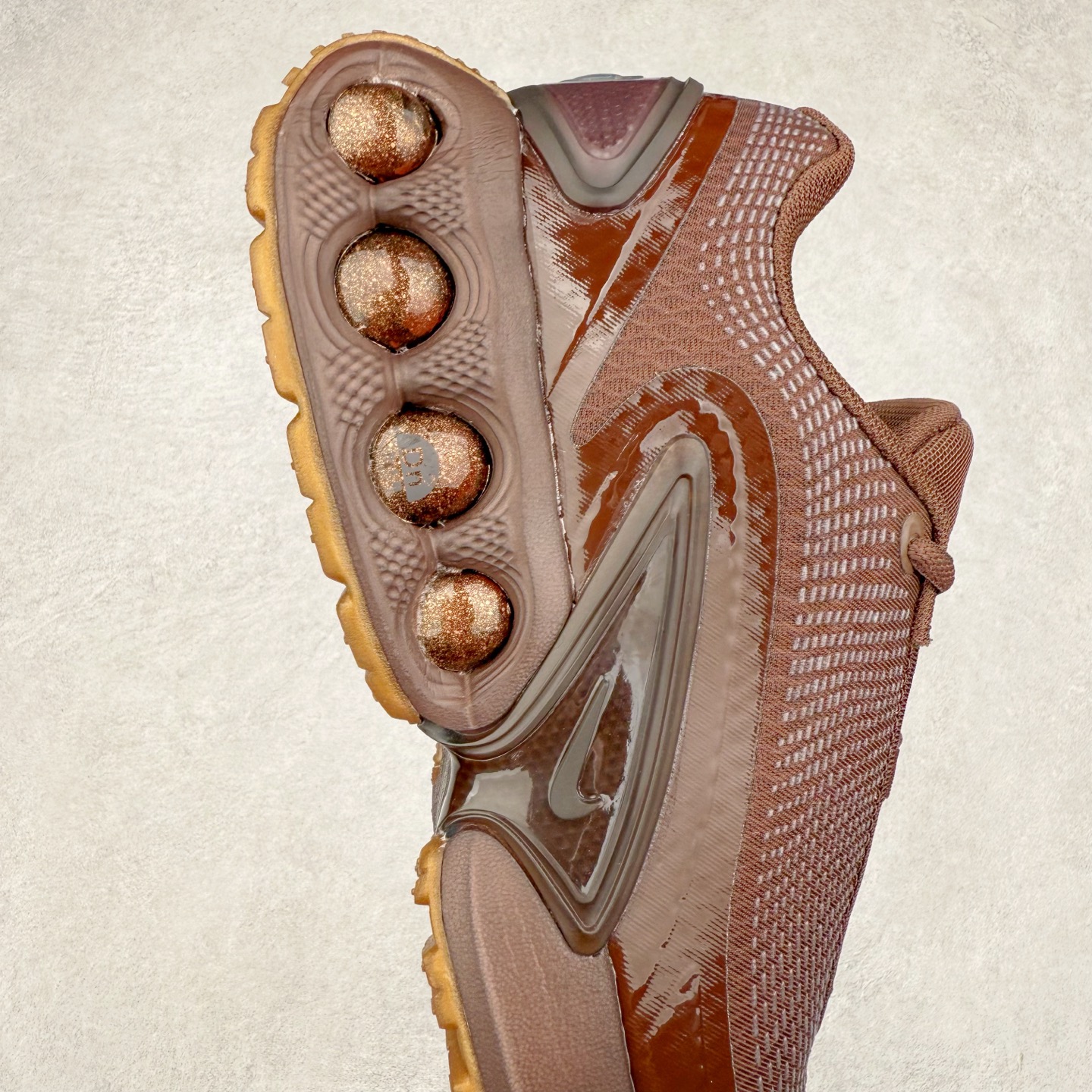 图片[6]-NK Air Max DN8 全掌科技气垫缓震运动跑鞋 HQ3837-200 DN8的核心亮点在于其八腔气垫结构 根据不同部位设定的气压值专为行走设计 提供卓越的舒适感 鞋面的设计让人联想到上世纪90年代末至2000年代初的多款Air Max 中底上系列圆形孔洞引发了热议 不少人将其与竞争品牌的缓震技术进行比较 例如K-SWISS 2010年代初推出的Tubes技 及以多孔鞋底闻名的品牌 尺码：36 36.5 37.5 38 38.5 39 40 40.5 41 42 42.5 43 44 44.5 45-选品中心