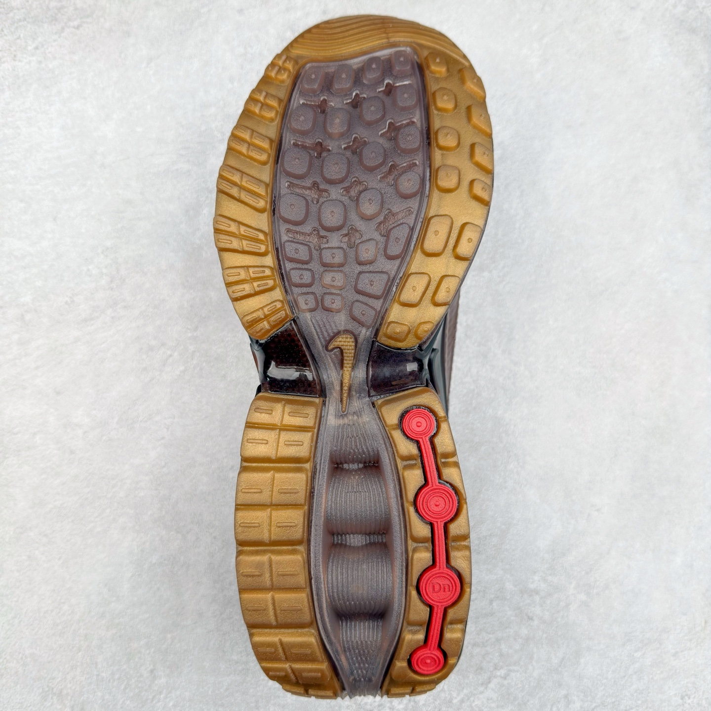 图片[9]-NK Air Max DN8 全掌科技气垫缓震运动跑鞋 HQ3837-200 DN8的核心亮点在于其八腔气垫结构 根据不同部位设定的气压值专为行走设计 提供卓越的舒适感 鞋面的设计让人联想到上世纪90年代末至2000年代初的多款Air Max 中底上系列圆形孔洞引发了热议 不少人将其与竞争品牌的缓震技术进行比较 例如K-SWISS 2010年代初推出的Tubes技 及以多孔鞋底闻名的品牌 尺码：36 36.5 37.5 38 38.5 39 40 40.5 41 42 42.5 43 44 44.5 45-选品中心