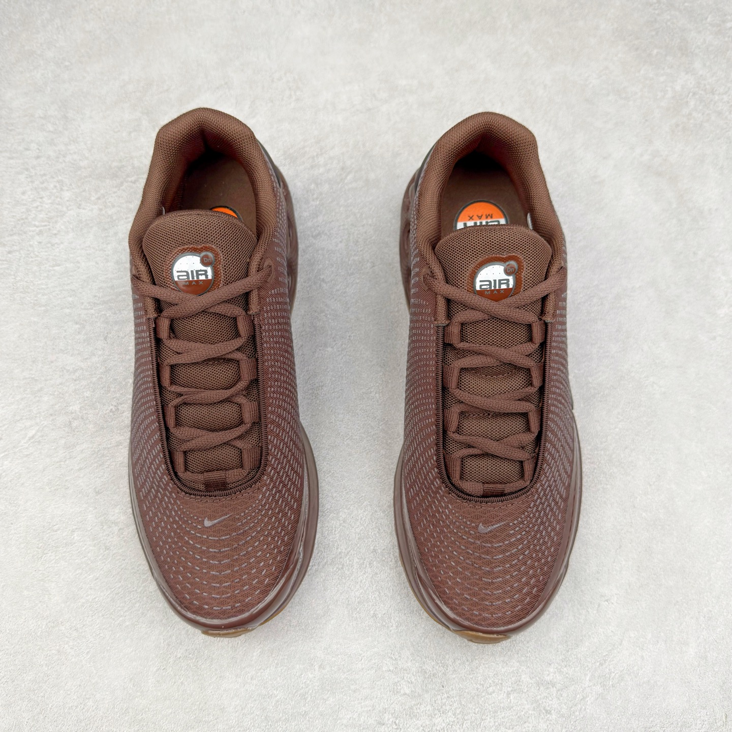 图片[2]-NK Air Max DN8 全掌科技气垫缓震运动跑鞋 HQ3837-200 DN8的核心亮点在于其八腔气垫结构 根据不同部位设定的气压值专为行走设计 提供卓越的舒适感 鞋面的设计让人联想到上世纪90年代末至2000年代初的多款Air Max 中底上系列圆形孔洞引发了热议 不少人将其与竞争品牌的缓震技术进行比较 例如K-SWISS 2010年代初推出的Tubes技 及以多孔鞋底闻名的品牌 尺码：36 36.5 37.5 38 38.5 39 40 40.5 41 42 42.5 43 44 44.5 45-选品中心