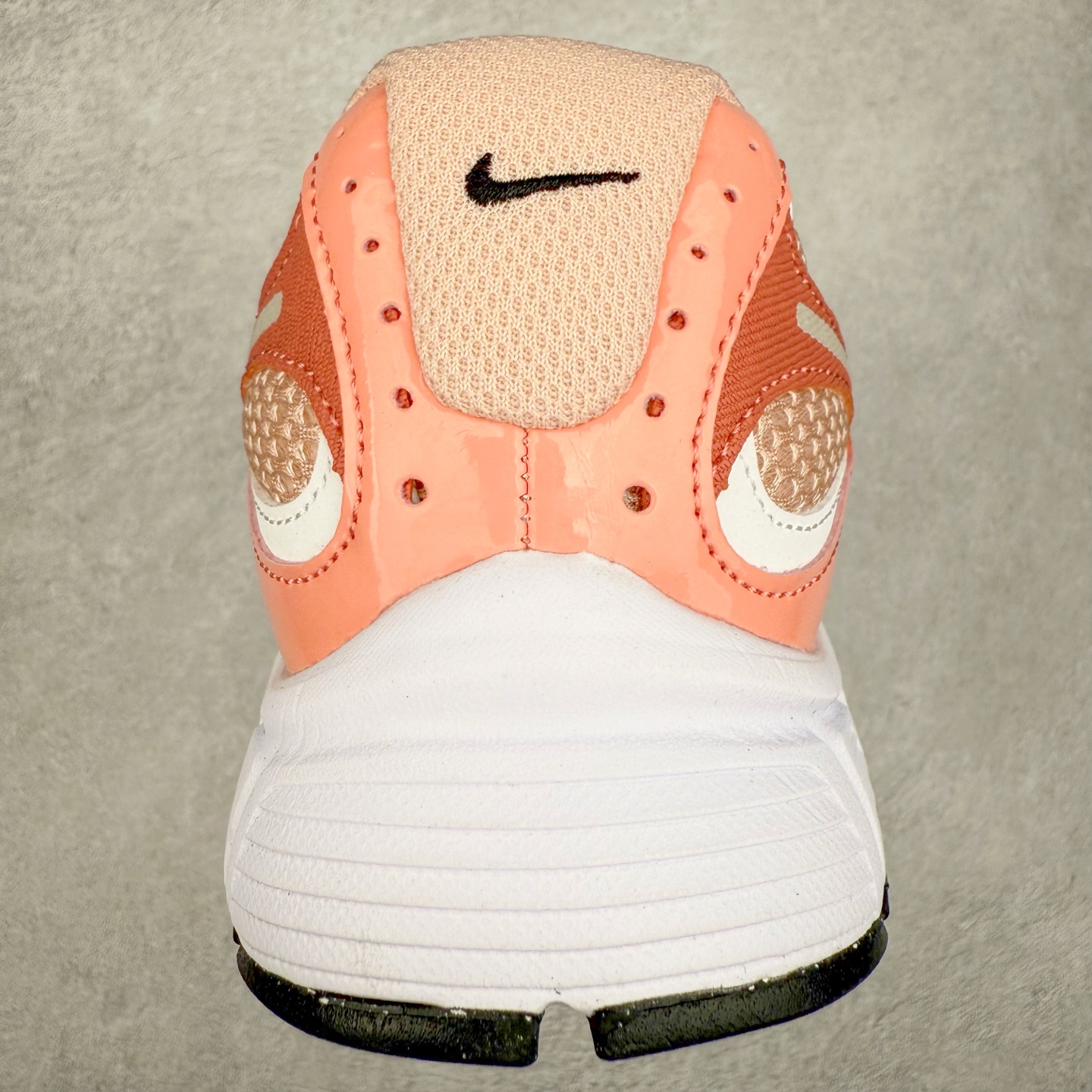 图片[8]-NK V5 RNR 舒适百搭防滑耐磨低帮跑步鞋 IF2330-600 舒适有型适合日常穿着 该鞋款延续千禧年经典设计搭载泡绵中底 厚实而轻盈匠心细节巧搭立体耐克勾标志焕新演绎复古跑鞋 鞋款从千禧年美学汲取灵感 混搭多种材质突显层次感立体感和传统跑步风范 尺码：36 36.5 37.5 38 38.5 39 40 40.5 41 42 42.5 43 44 44.5 45-选品中心