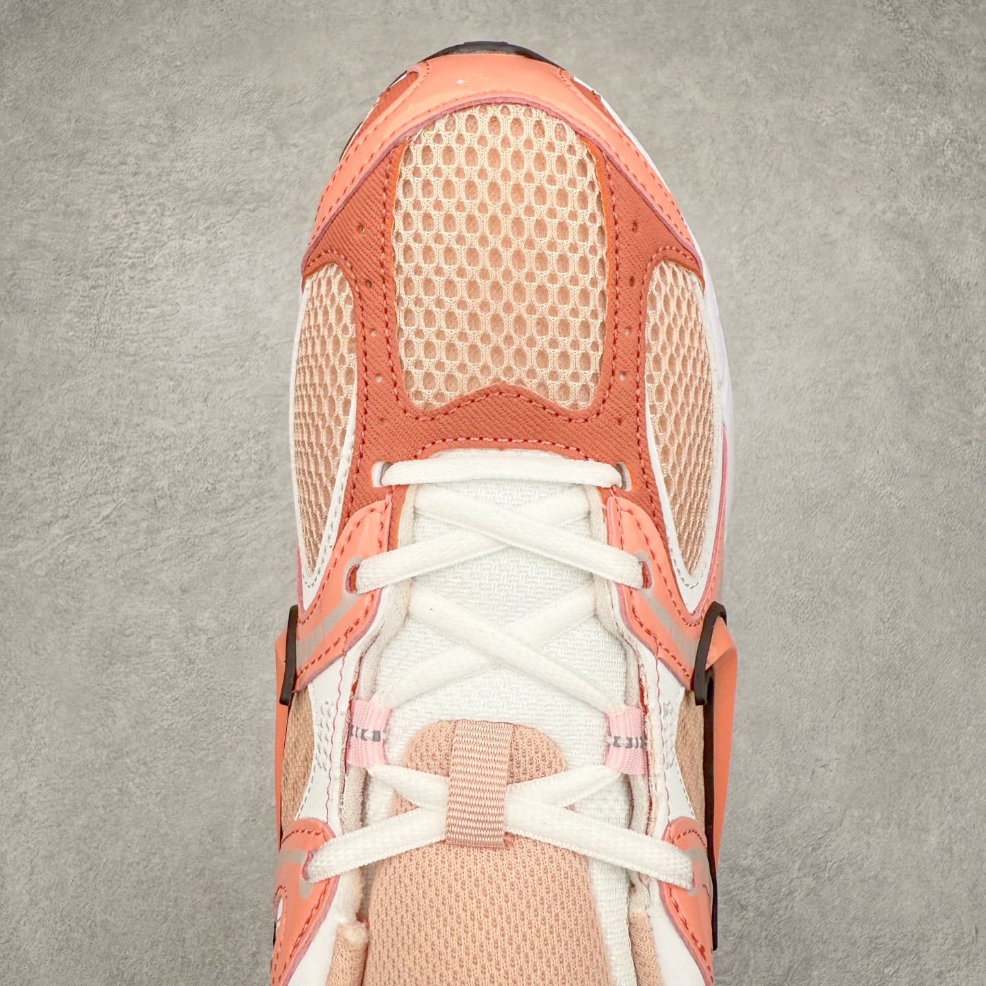 图片[4]-NK V5 RNR 舒适百搭防滑耐磨低帮跑步鞋 IF2330-600 舒适有型适合日常穿着 该鞋款延续千禧年经典设计搭载泡绵中底 厚实而轻盈匠心细节巧搭立体耐克勾标志焕新演绎复古跑鞋 鞋款从千禧年美学汲取灵感 混搭多种材质突显层次感立体感和传统跑步风范 尺码：36 36.5 37.5 38 38.5 39 40 40.5 41 42 42.5 43 44 44.5 45-选品中心