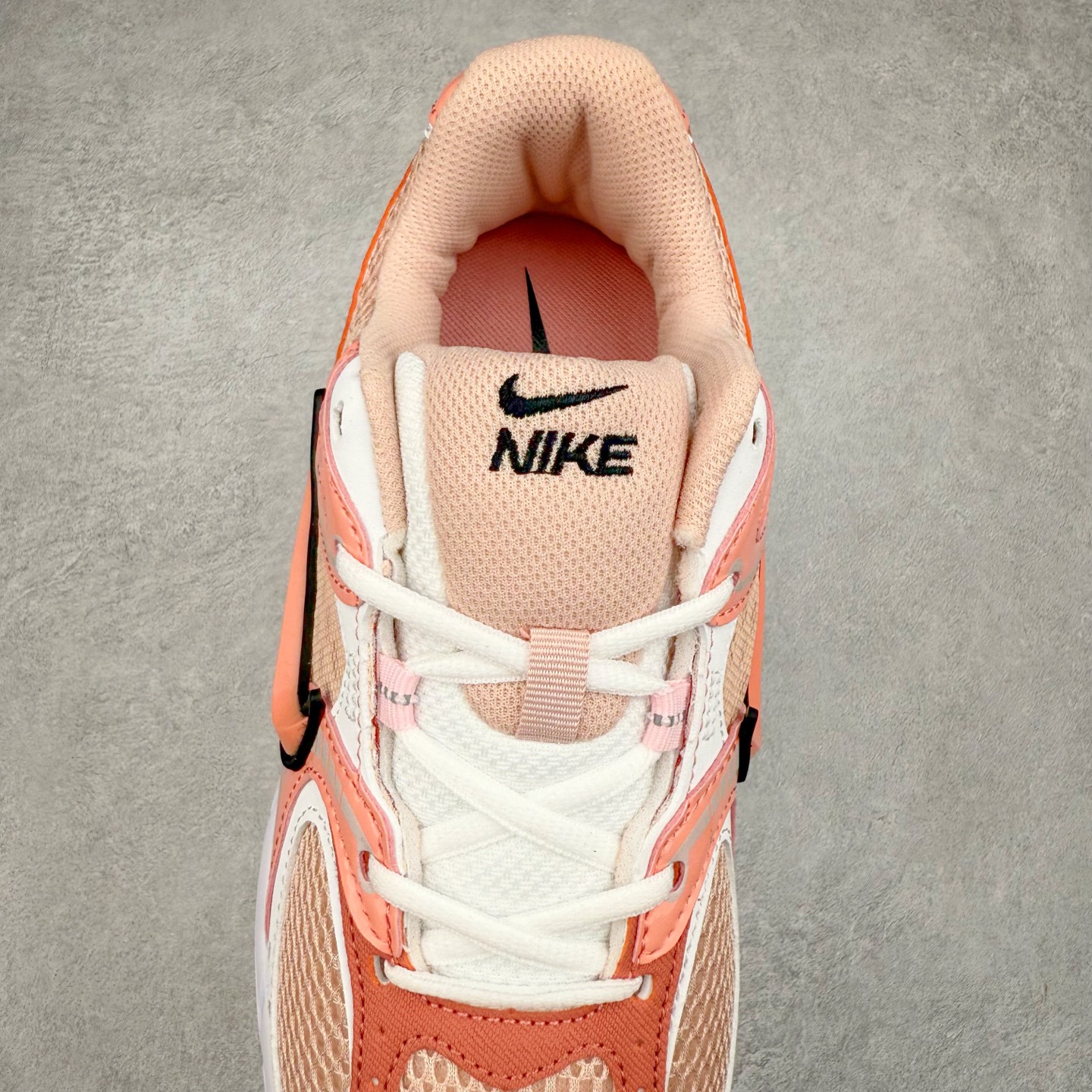 图片[5]-NK V5 RNR 舒适百搭防滑耐磨低帮跑步鞋 IF2330-600 舒适有型适合日常穿着 该鞋款延续千禧年经典设计搭载泡绵中底 厚实而轻盈匠心细节巧搭立体耐克勾标志焕新演绎复古跑鞋 鞋款从千禧年美学汲取灵感 混搭多种材质突显层次感立体感和传统跑步风范 尺码：36 36.5 37.5 38 38.5 39 40 40.5 41 42 42.5 43 44 44.5 45-选品中心