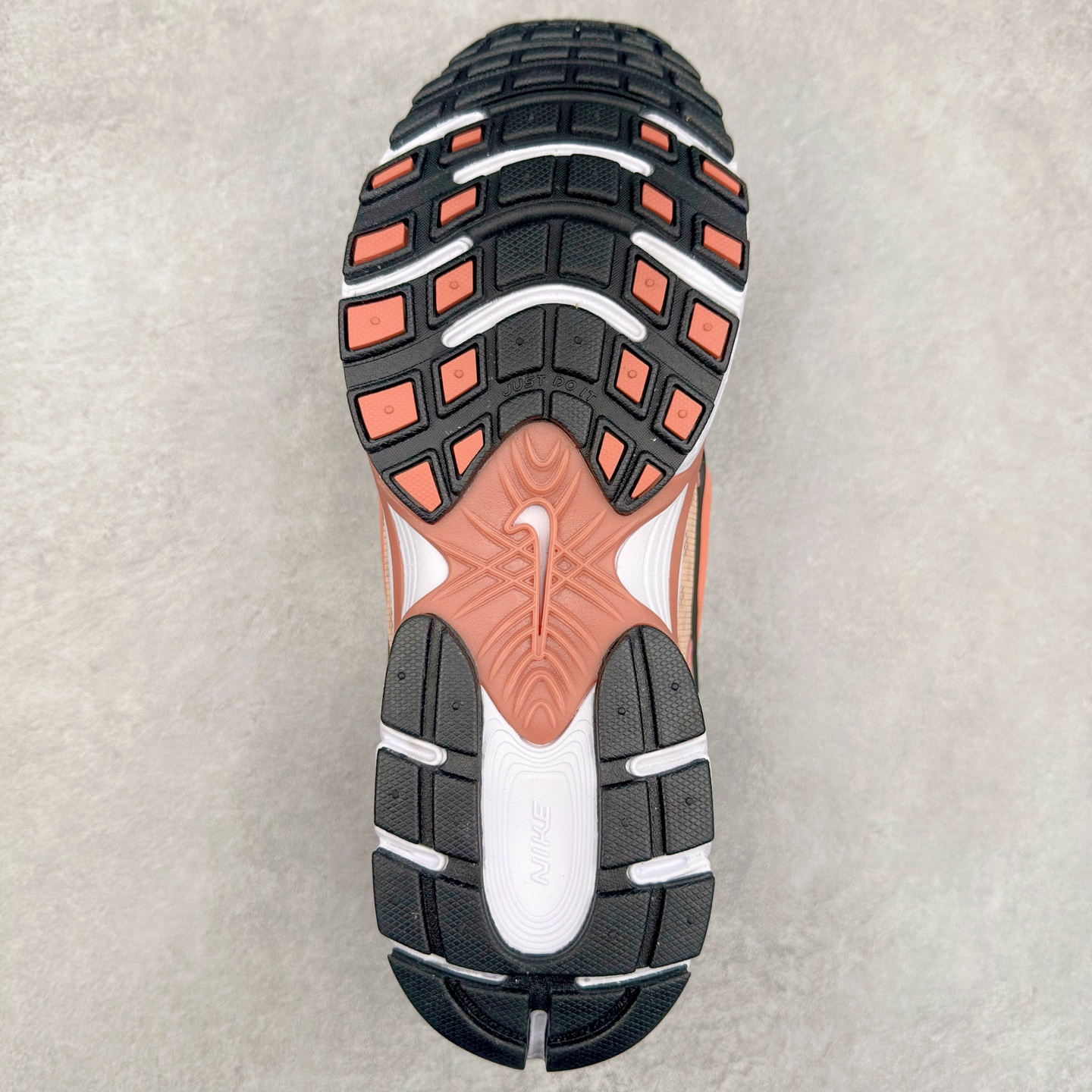 图片[9]-NK V5 RNR 舒适百搭防滑耐磨低帮跑步鞋 IF2330-600 舒适有型适合日常穿着 该鞋款延续千禧年经典设计搭载泡绵中底 厚实而轻盈匠心细节巧搭立体耐克勾标志焕新演绎复古跑鞋 鞋款从千禧年美学汲取灵感 混搭多种材质突显层次感立体感和传统跑步风范 尺码：36 36.5 37.5 38 38.5 39 40 40.5 41 42 42.5 43 44 44.5 45-选品中心