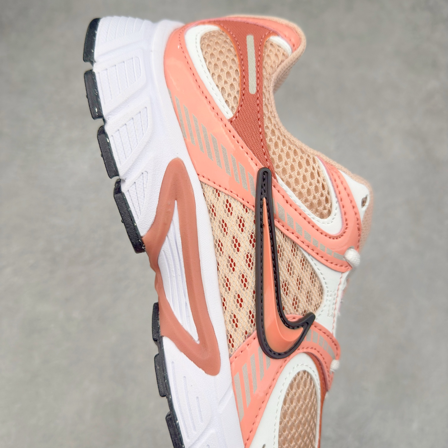 图片[6]-NK V5 RNR 舒适百搭防滑耐磨低帮跑步鞋 IF2330-600 舒适有型适合日常穿着 该鞋款延续千禧年经典设计搭载泡绵中底 厚实而轻盈匠心细节巧搭立体耐克勾标志焕新演绎复古跑鞋 鞋款从千禧年美学汲取灵感 混搭多种材质突显层次感立体感和传统跑步风范 尺码：36 36.5 37.5 38 38.5 39 40 40.5 41 42 42.5 43 44 44.5 45-选品中心