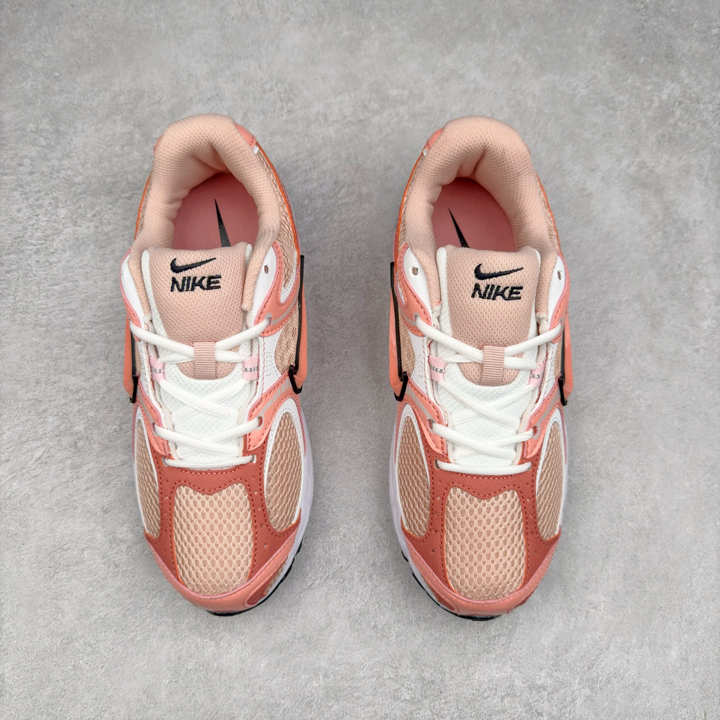 图片[2]-NK V5 RNR 舒适百搭防滑耐磨低帮跑步鞋 IF2330-600 舒适有型适合日常穿着 该鞋款延续千禧年经典设计搭载泡绵中底 厚实而轻盈匠心细节巧搭立体耐克勾标志焕新演绎复古跑鞋 鞋款从千禧年美学汲取灵感 混搭多种材质突显层次感立体感和传统跑步风范 尺码：36 36.5 37.5 38 38.5 39 40 40.5 41 42 42.5 43 44 44.5 45-选品中心