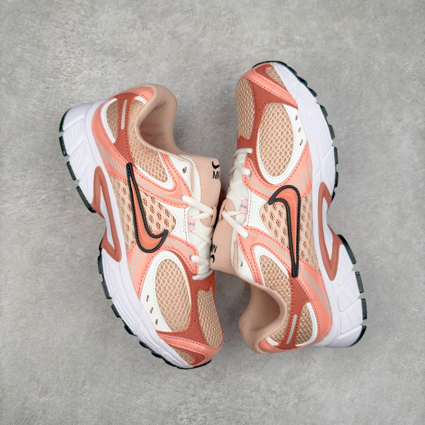 图片[3]-NK V5 RNR 舒适百搭防滑耐磨低帮跑步鞋 IF2330-600 舒适有型适合日常穿着 该鞋款延续千禧年经典设计搭载泡绵中底 厚实而轻盈匠心细节巧搭立体耐克勾标志焕新演绎复古跑鞋 鞋款从千禧年美学汲取灵感 混搭多种材质突显层次感立体感和传统跑步风范 尺码：36 36.5 37.5 38 38.5 39 40 40.5 41 42 42.5 43 44 44.5 45-选品中心