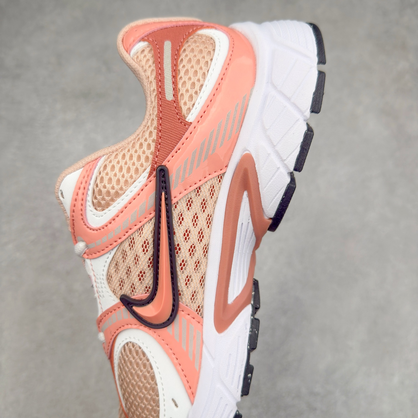 图片[7]-NK V5 RNR 舒适百搭防滑耐磨低帮跑步鞋 IF2330-600 舒适有型适合日常穿着 该鞋款延续千禧年经典设计搭载泡绵中底 厚实而轻盈匠心细节巧搭立体耐克勾标志焕新演绎复古跑鞋 鞋款从千禧年美学汲取灵感 混搭多种材质突显层次感立体感和传统跑步风范 尺码：36 36.5 37.5 38 38.5 39 40 40.5 41 42 42.5 43 44 44.5 45-选品中心