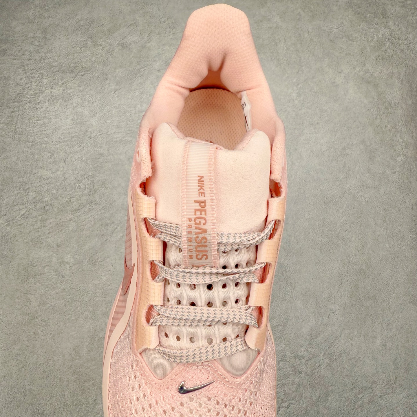 图片[5]-＃纯原 NK Pegasus Premium 飞马全掌气垫跑步运动鞋 HQ2593-601 气垫的究极进化 NIKE2025新王炸 • 在特有Air科技加持下，耐克带来全新Pegasus Premium。这款跑鞋在传承耐克飞马（Pegasus）系列标志性的缓震功能的同时，将首次搭载耐克的塑型可视化Air Zoom气垫单元。• 塑型Air Zoom气垫单元贴合脚部的自然轮廓，帮助跑者在从后跟到脚趾的过渡中能够有效传递力量，带来一种前所未有的轻盈、顺畅回馈体验。中底采用ZoomX泡绵，后跟则使用ReactX泡绵，为跑者提供稳定流畅的推进感。• 塑型可视化Air Zoom气垫单元和精心配置的泡绵组合，让Pegasus Premium成为耐克飞马系列中颇具能量回馈的鞋款。• 全新Pegasus Premium不仅展示了耐克势头强劲的创新周期，证明了其特有的Air科技的强大实力，更体现了耐克倾听和服务运动员的能力。尺码：36 36.5 37.5 38 38.5 39 40 40.5 41 42 42.5 43 44 44.5 45-选品中心