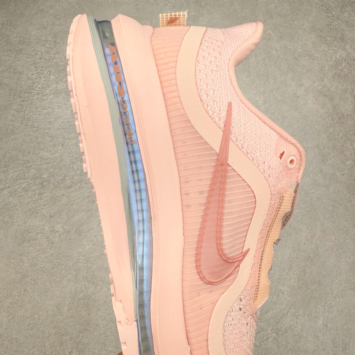 图片[6]-＃纯原 NK Pegasus Premium 飞马全掌气垫跑步运动鞋 HQ2593-601 气垫的究极进化 NIKE2025新王炸 • 在特有Air科技加持下，耐克带来全新Pegasus Premium。这款跑鞋在传承耐克飞马（Pegasus）系列标志性的缓震功能的同时，将首次搭载耐克的塑型可视化Air Zoom气垫单元。• 塑型Air Zoom气垫单元贴合脚部的自然轮廓，帮助跑者在从后跟到脚趾的过渡中能够有效传递力量，带来一种前所未有的轻盈、顺畅回馈体验。中底采用ZoomX泡绵，后跟则使用ReactX泡绵，为跑者提供稳定流畅的推进感。• 塑型可视化Air Zoom气垫单元和精心配置的泡绵组合，让Pegasus Premium成为耐克飞马系列中颇具能量回馈的鞋款。• 全新Pegasus Premium不仅展示了耐克势头强劲的创新周期，证明了其特有的Air科技的强大实力，更体现了耐克倾听和服务运动员的能力。尺码：36 36.5 37.5 38 38.5 39 40 40.5 41 42 42.5 43 44 44.5 45-选品中心