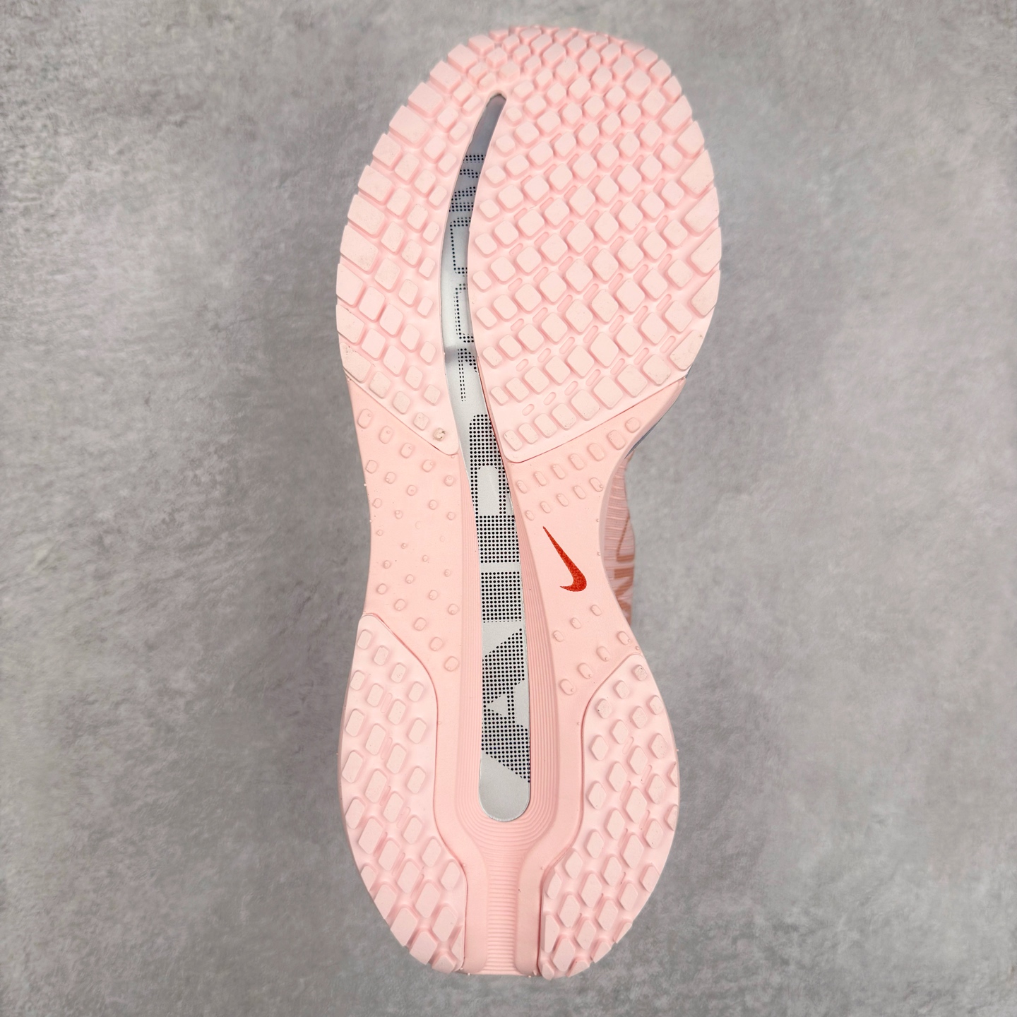 图片[9]-＃纯原 NK Pegasus Premium 飞马全掌气垫跑步运动鞋 HQ2593-601 气垫的究极进化 NIKE2025新王炸 • 在特有Air科技加持下，耐克带来全新Pegasus Premium。这款跑鞋在传承耐克飞马（Pegasus）系列标志性的缓震功能的同时，将首次搭载耐克的塑型可视化Air Zoom气垫单元。• 塑型Air Zoom气垫单元贴合脚部的自然轮廓，帮助跑者在从后跟到脚趾的过渡中能够有效传递力量，带来一种前所未有的轻盈、顺畅回馈体验。中底采用ZoomX泡绵，后跟则使用ReactX泡绵，为跑者提供稳定流畅的推进感。• 塑型可视化Air Zoom气垫单元和精心配置的泡绵组合，让Pegasus Premium成为耐克飞马系列中颇具能量回馈的鞋款。• 全新Pegasus Premium不仅展示了耐克势头强劲的创新周期，证明了其特有的Air科技的强大实力，更体现了耐克倾听和服务运动员的能力。尺码：36 36.5 37.5 38 38.5 39 40 40.5 41 42 42.5 43 44 44.5 45-选品中心