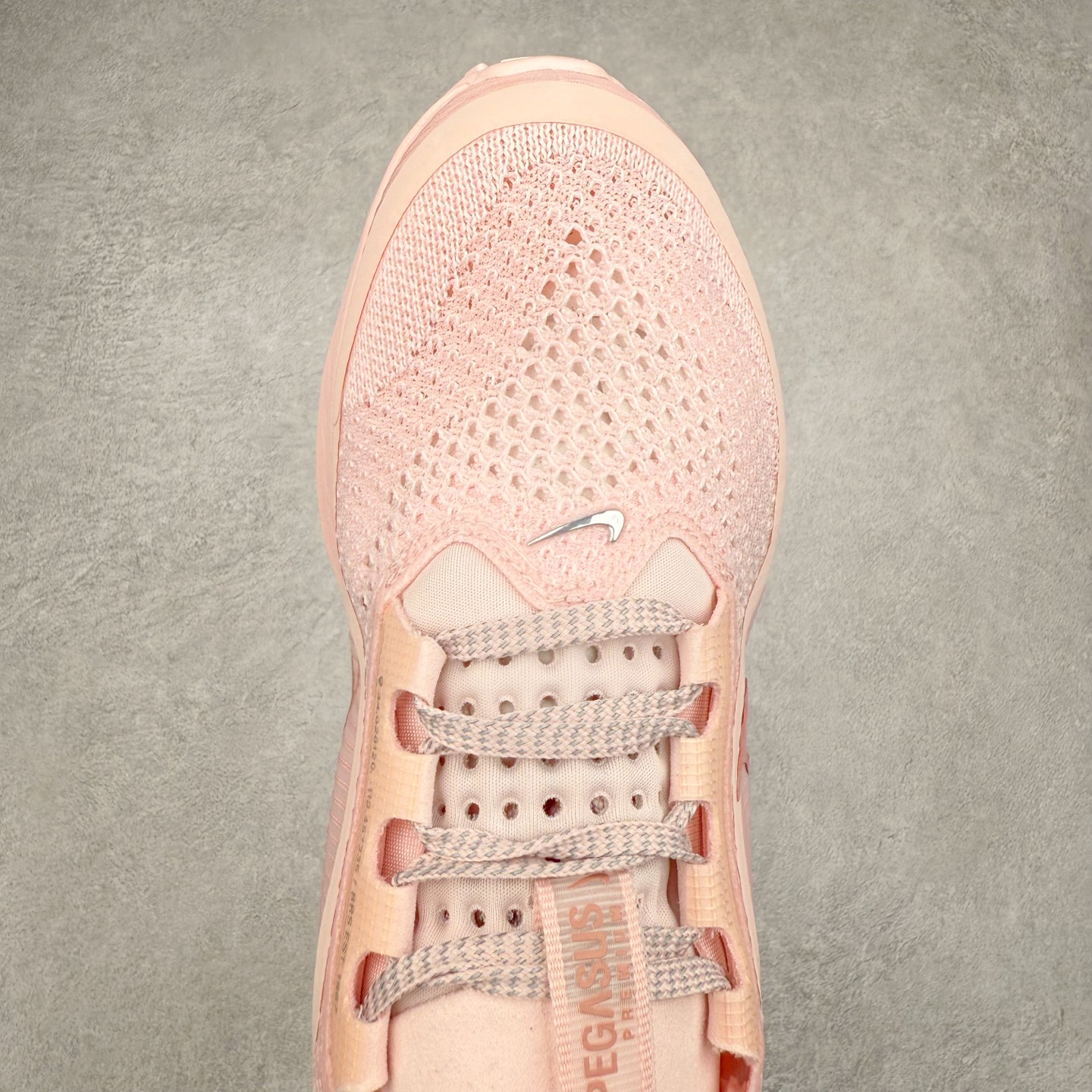 图片[4]-＃纯原 NK Pegasus Premium 飞马全掌气垫跑步运动鞋 HQ2593-601 气垫的究极进化 NIKE2025新王炸 • 在特有Air科技加持下，耐克带来全新Pegasus Premium。这款跑鞋在传承耐克飞马（Pegasus）系列标志性的缓震功能的同时，将首次搭载耐克的塑型可视化Air Zoom气垫单元。• 塑型Air Zoom气垫单元贴合脚部的自然轮廓，帮助跑者在从后跟到脚趾的过渡中能够有效传递力量，带来一种前所未有的轻盈、顺畅回馈体验。中底采用ZoomX泡绵，后跟则使用ReactX泡绵，为跑者提供稳定流畅的推进感。• 塑型可视化Air Zoom气垫单元和精心配置的泡绵组合，让Pegasus Premium成为耐克飞马系列中颇具能量回馈的鞋款。• 全新Pegasus Premium不仅展示了耐克势头强劲的创新周期，证明了其特有的Air科技的强大实力，更体现了耐克倾听和服务运动员的能力。尺码：36 36.5 37.5 38 38.5 39 40 40.5 41 42 42.5 43 44 44.5 45-选品中心