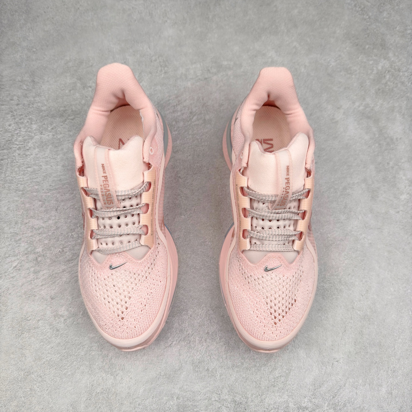 图片[2]-＃纯原 NK Pegasus Premium 飞马全掌气垫跑步运动鞋 HQ2593-601 气垫的究极进化 NIKE2025新王炸 • 在特有Air科技加持下，耐克带来全新Pegasus Premium。这款跑鞋在传承耐克飞马（Pegasus）系列标志性的缓震功能的同时，将首次搭载耐克的塑型可视化Air Zoom气垫单元。• 塑型Air Zoom气垫单元贴合脚部的自然轮廓，帮助跑者在从后跟到脚趾的过渡中能够有效传递力量，带来一种前所未有的轻盈、顺畅回馈体验。中底采用ZoomX泡绵，后跟则使用ReactX泡绵，为跑者提供稳定流畅的推进感。• 塑型可视化Air Zoom气垫单元和精心配置的泡绵组合，让Pegasus Premium成为耐克飞马系列中颇具能量回馈的鞋款。• 全新Pegasus Premium不仅展示了耐克势头强劲的创新周期，证明了其特有的Air科技的强大实力，更体现了耐克倾听和服务运动员的能力。尺码：36 36.5 37.5 38 38.5 39 40 40.5 41 42 42.5 43 44 44.5 45-选品中心