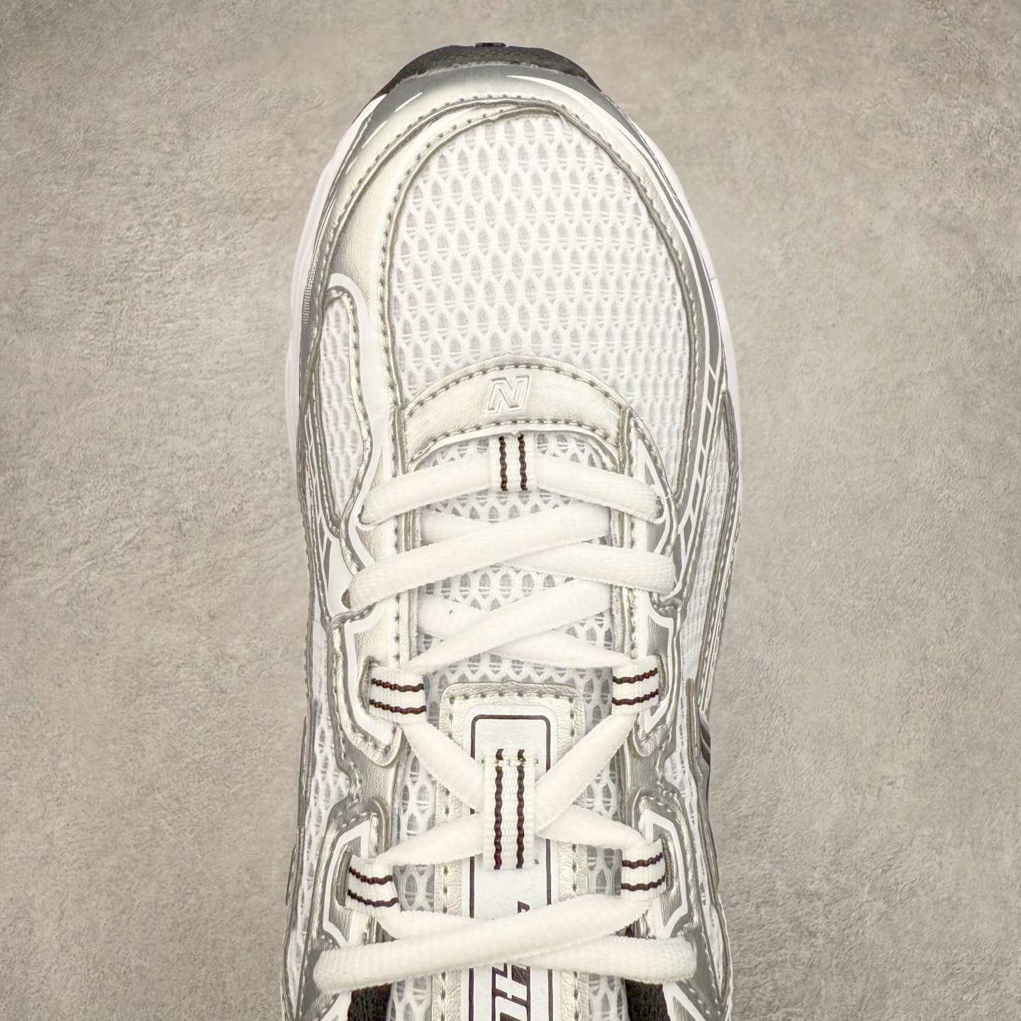 图片[4]-＃福利特价 New Balance MR740 NB新百伦系列复古老爹风休闲运动慢跑鞋 采用轻质牛剖革拼接透气网眼衬垫织物鞋面材质 T-Beam大底提供足步弓支撑 保持步态稳定#后跟搭载外露缓震胶 鞋身整体以各种深浅不一的灰色覆盖 鞋头以淡蓝色调装饰，网眼衬垫通过不规律的色块实现做旧的美感 泛黄的鞋底更是进一步增添了复古气息 尺码：36 37 37.5 38 38.5 39.5 40 40.5 41.5 42 42.5 43 44 45-选品中心