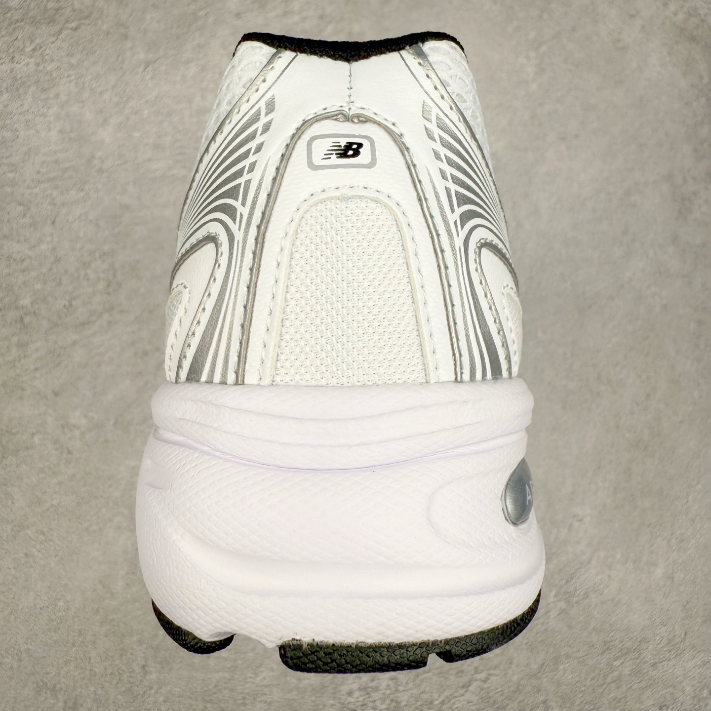 图片[8]-＃福利特价 New Balance MR740 NB新百伦系列复古老爹风休闲运动慢跑鞋 采用轻质牛剖革拼接透气网眼衬垫织物鞋面材质 T-Beam大底提供足步弓支撑 保持步态稳定#后跟搭载外露缓震胶 鞋身整体以各种深浅不一的灰色覆盖 鞋头以淡蓝色调装饰，网眼衬垫通过不规律的色块实现做旧的美感 泛黄的鞋底更是进一步增添了复古气息 尺码：36 37 37.5 38 38.5 39.5 40 40.5 41.5 42 42.5 43 44 45-选品中心