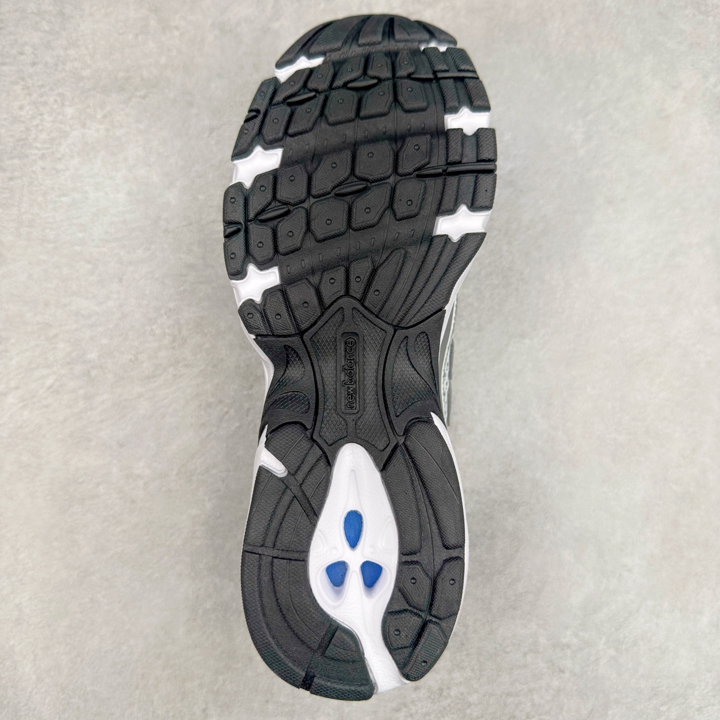 图片[9]-＃福利特价 New Balance MR740 NB新百伦系列复古老爹风休闲运动慢跑鞋 采用轻质牛剖革拼接透气网眼衬垫织物鞋面材质 T-Beam大底提供足步弓支撑 保持步态稳定#后跟搭载外露缓震胶 鞋身整体以各种深浅不一的灰色覆盖 鞋头以淡蓝色调装饰，网眼衬垫通过不规律的色块实现做旧的美感 泛黄的鞋底更是进一步增添了复古气息 尺码：36 37 37.5 38 38.5 39.5 40 40.5 41.5 42 42.5 43 44 45-选品中心