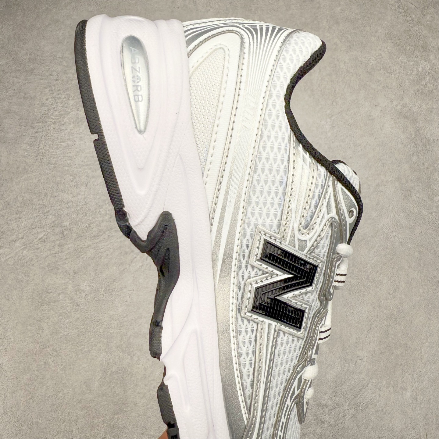 图片[6]-＃福利特价 New Balance MR740 NB新百伦系列复古老爹风休闲运动慢跑鞋 采用轻质牛剖革拼接透气网眼衬垫织物鞋面材质 T-Beam大底提供足步弓支撑 保持步态稳定#后跟搭载外露缓震胶 鞋身整体以各种深浅不一的灰色覆盖 鞋头以淡蓝色调装饰，网眼衬垫通过不规律的色块实现做旧的美感 泛黄的鞋底更是进一步增添了复古气息 尺码：36 37 37.5 38 38.5 39.5 40 40.5 41.5 42 42.5 43 44 45-选品中心