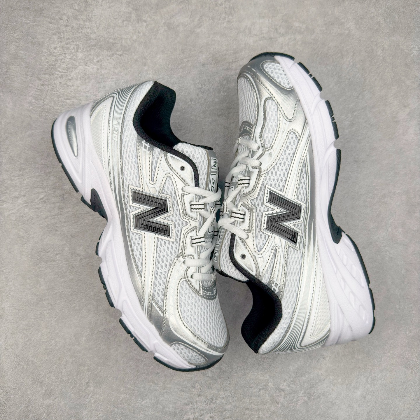 图片[3]-＃福利特价 New Balance MR740 NB新百伦系列复古老爹风休闲运动慢跑鞋 采用轻质牛剖革拼接透气网眼衬垫织物鞋面材质 T-Beam大底提供足步弓支撑 保持步态稳定#后跟搭载外露缓震胶 鞋身整体以各种深浅不一的灰色覆盖 鞋头以淡蓝色调装饰，网眼衬垫通过不规律的色块实现做旧的美感 泛黄的鞋底更是进一步增添了复古气息 尺码：36 37 37.5 38 38.5 39.5 40 40.5 41.5 42 42.5 43 44 45-选品中心