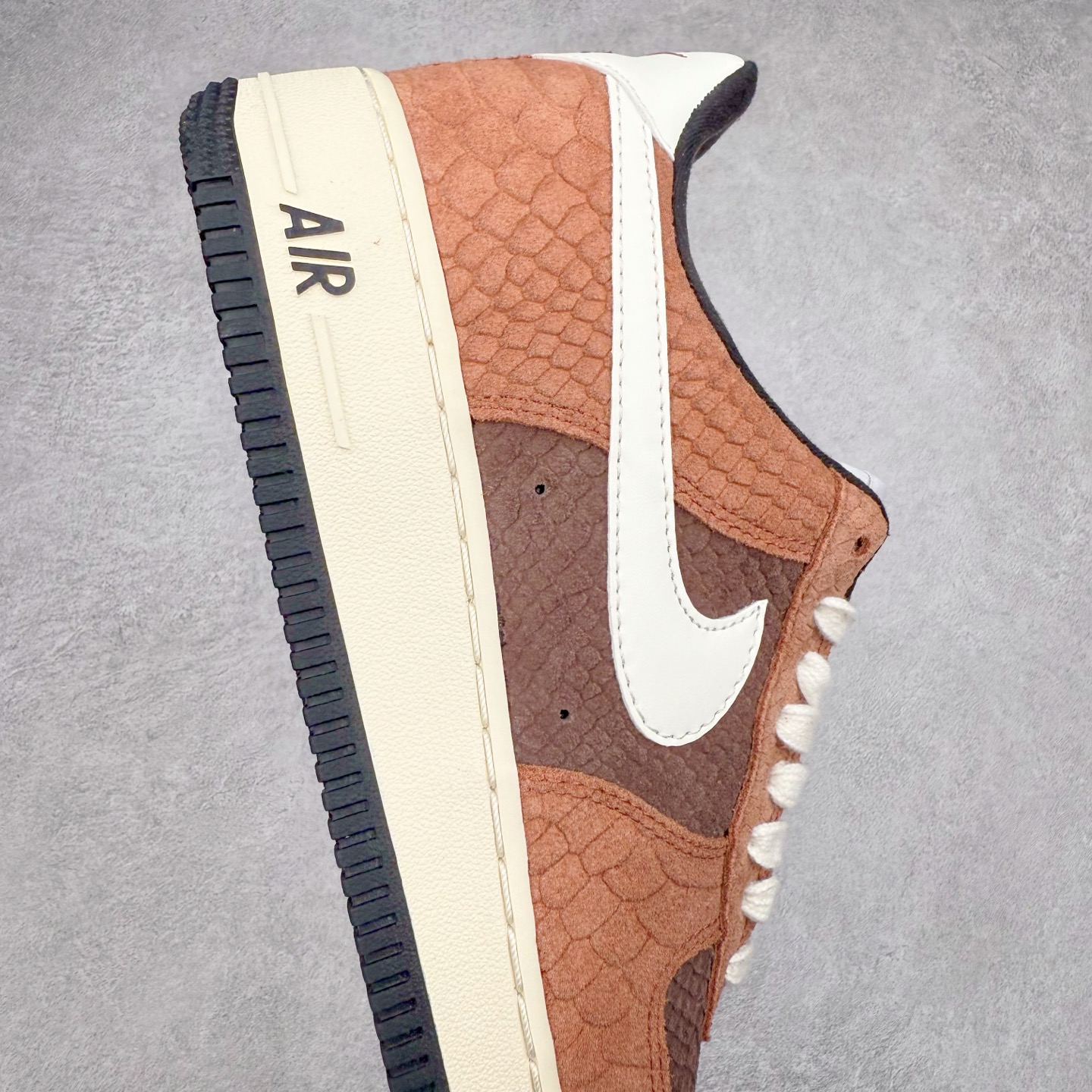 图片[6]-＃XT纯原 NK Air Force 1´07 Low 空军一号低帮百搭休闲运动板鞋 CV5567-200 顶级批次 2022全新楦头鞋型 鱼鳞大底 历时开发三个月 清洁度完美 二维码鞋标 内置芯片及solo气垫 大底高度及其弧度依照正品 钢印 logo刺绣 鞋口弧度 鞋头长度 鞋面冲孔 鞋垫背胶及钢印 完美鞋型对比正品 每一处都是细节满满 柔软、弹性十足的缓震性能和出色的中底设计 横跨复古与现代的外型结合 造就出风靡全球 三十多年的Force 1 直到今天还深受青睐 实拍调校N版已经零色差零失真 百分百还原实物色彩所见即所得 不存在货不对板色差等低级问题 选购参考实物拍摄 不混卖不参货 只用心做好货严格选品 承诺混一赔十 尺码：36 36.5 37.5 38 38.5 39 40 40.5 41 42 42.5 43 44 44.5 45-选品中心