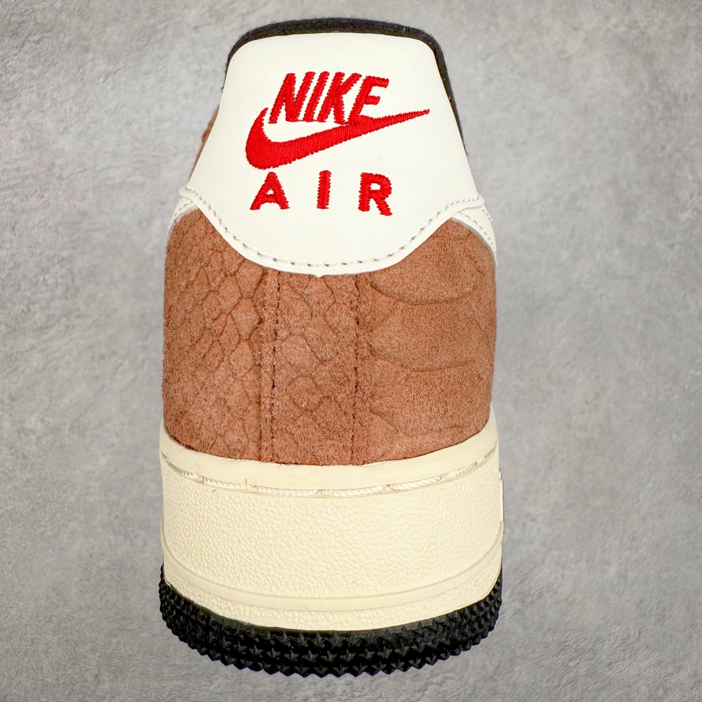 图片[8]-＃XT纯原 NK Air Force 1´07 Low 空军一号低帮百搭休闲运动板鞋 CV5567-200 顶级批次 2022全新楦头鞋型 鱼鳞大底 历时开发三个月 清洁度完美 二维码鞋标 内置芯片及solo气垫 大底高度及其弧度依照正品 钢印 logo刺绣 鞋口弧度 鞋头长度 鞋面冲孔 鞋垫背胶及钢印 完美鞋型对比正品 每一处都是细节满满 柔软、弹性十足的缓震性能和出色的中底设计 横跨复古与现代的外型结合 造就出风靡全球 三十多年的Force 1 直到今天还深受青睐 实拍调校N版已经零色差零失真 百分百还原实物色彩所见即所得 不存在货不对板色差等低级问题 选购参考实物拍摄 不混卖不参货 只用心做好货严格选品 承诺混一赔十 尺码：36 36.5 37.5 38 38.5 39 40 40.5 41 42 42.5 43 44 44.5 45-选品中心