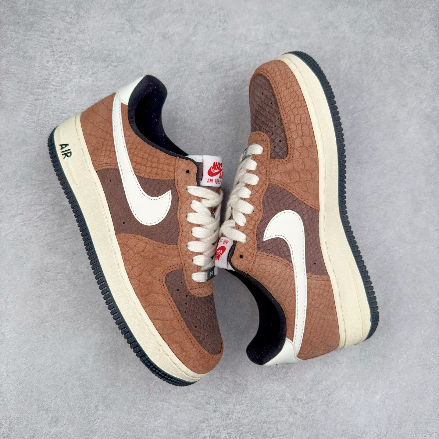 图片[3]-＃XT纯原 NK Air Force 1´07 Low 空军一号低帮百搭休闲运动板鞋 CV5567-200 顶级批次 2022全新楦头鞋型 鱼鳞大底 历时开发三个月 清洁度完美 二维码鞋标 内置芯片及solo气垫 大底高度及其弧度依照正品 钢印 logo刺绣 鞋口弧度 鞋头长度 鞋面冲孔 鞋垫背胶及钢印 完美鞋型对比正品 每一处都是细节满满 柔软、弹性十足的缓震性能和出色的中底设计 横跨复古与现代的外型结合 造就出风靡全球 三十多年的Force 1 直到今天还深受青睐 实拍调校N版已经零色差零失真 百分百还原实物色彩所见即所得 不存在货不对板色差等低级问题 选购参考实物拍摄 不混卖不参货 只用心做好货严格选品 承诺混一赔十 尺码：36 36.5 37.5 38 38.5 39 40 40.5 41 42 42.5 43 44 44.5 45-选品中心