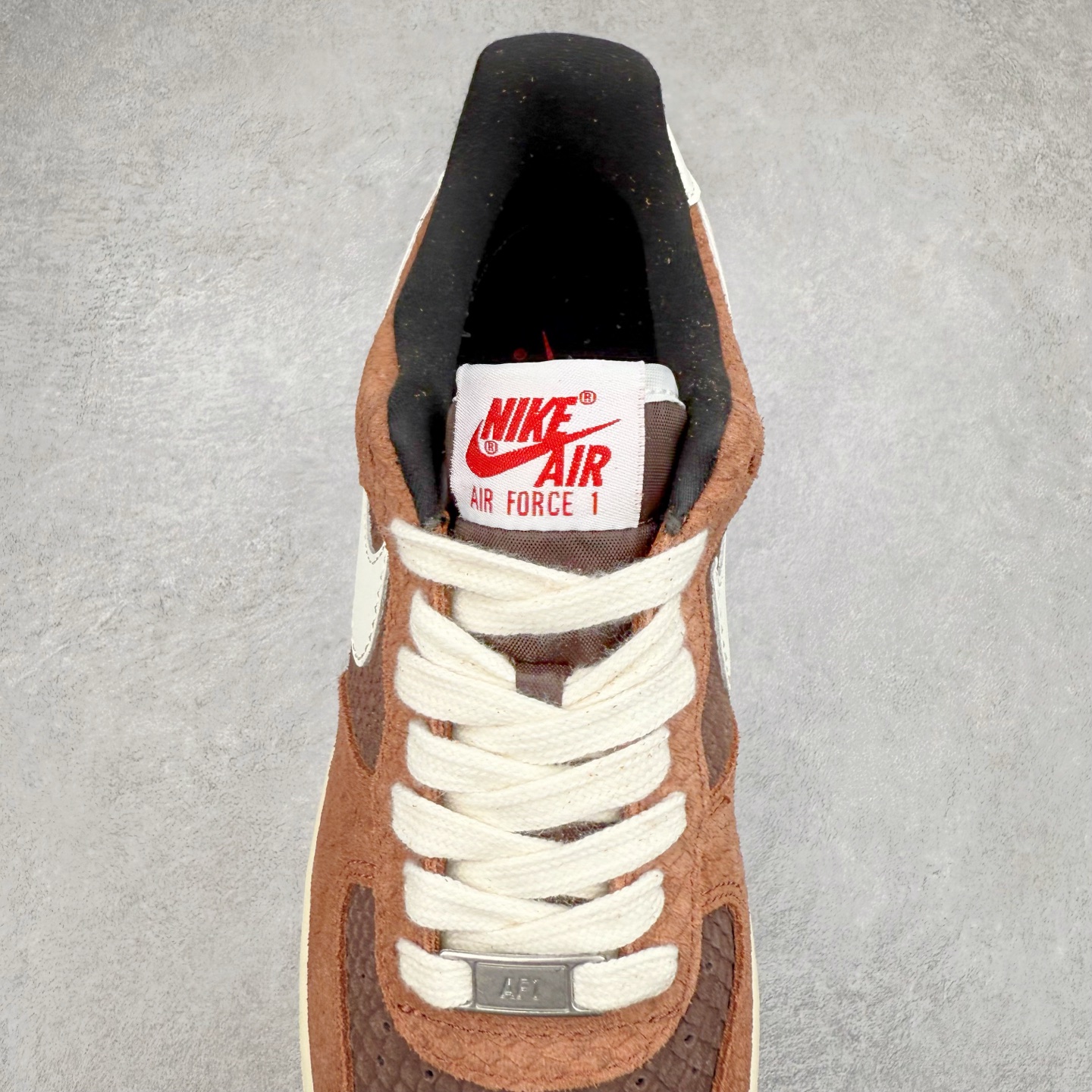 图片[5]-＃XT纯原 NK Air Force 1´07 Low 空军一号低帮百搭休闲运动板鞋 CV5567-200 顶级批次 2022全新楦头鞋型 鱼鳞大底 历时开发三个月 清洁度完美 二维码鞋标 内置芯片及solo气垫 大底高度及其弧度依照正品 钢印 logo刺绣 鞋口弧度 鞋头长度 鞋面冲孔 鞋垫背胶及钢印 完美鞋型对比正品 每一处都是细节满满 柔软、弹性十足的缓震性能和出色的中底设计 横跨复古与现代的外型结合 造就出风靡全球 三十多年的Force 1 直到今天还深受青睐 实拍调校N版已经零色差零失真 百分百还原实物色彩所见即所得 不存在货不对板色差等低级问题 选购参考实物拍摄 不混卖不参货 只用心做好货严格选品 承诺混一赔十 尺码：36 36.5 37.5 38 38.5 39 40 40.5 41 42 42.5 43 44 44.5 45-选品中心