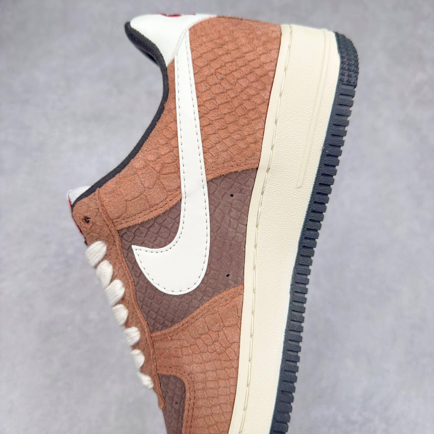 图片[7]-＃XT纯原 NK Air Force 1´07 Low 空军一号低帮百搭休闲运动板鞋 CV5567-200 顶级批次 2022全新楦头鞋型 鱼鳞大底 历时开发三个月 清洁度完美 二维码鞋标 内置芯片及solo气垫 大底高度及其弧度依照正品 钢印 logo刺绣 鞋口弧度 鞋头长度 鞋面冲孔 鞋垫背胶及钢印 完美鞋型对比正品 每一处都是细节满满 柔软、弹性十足的缓震性能和出色的中底设计 横跨复古与现代的外型结合 造就出风靡全球 三十多年的Force 1 直到今天还深受青睐 实拍调校N版已经零色差零失真 百分百还原实物色彩所见即所得 不存在货不对板色差等低级问题 选购参考实物拍摄 不混卖不参货 只用心做好货严格选品 承诺混一赔十 尺码：36 36.5 37.5 38 38.5 39 40 40.5 41 42 42.5 43 44 44.5 45-选品中心