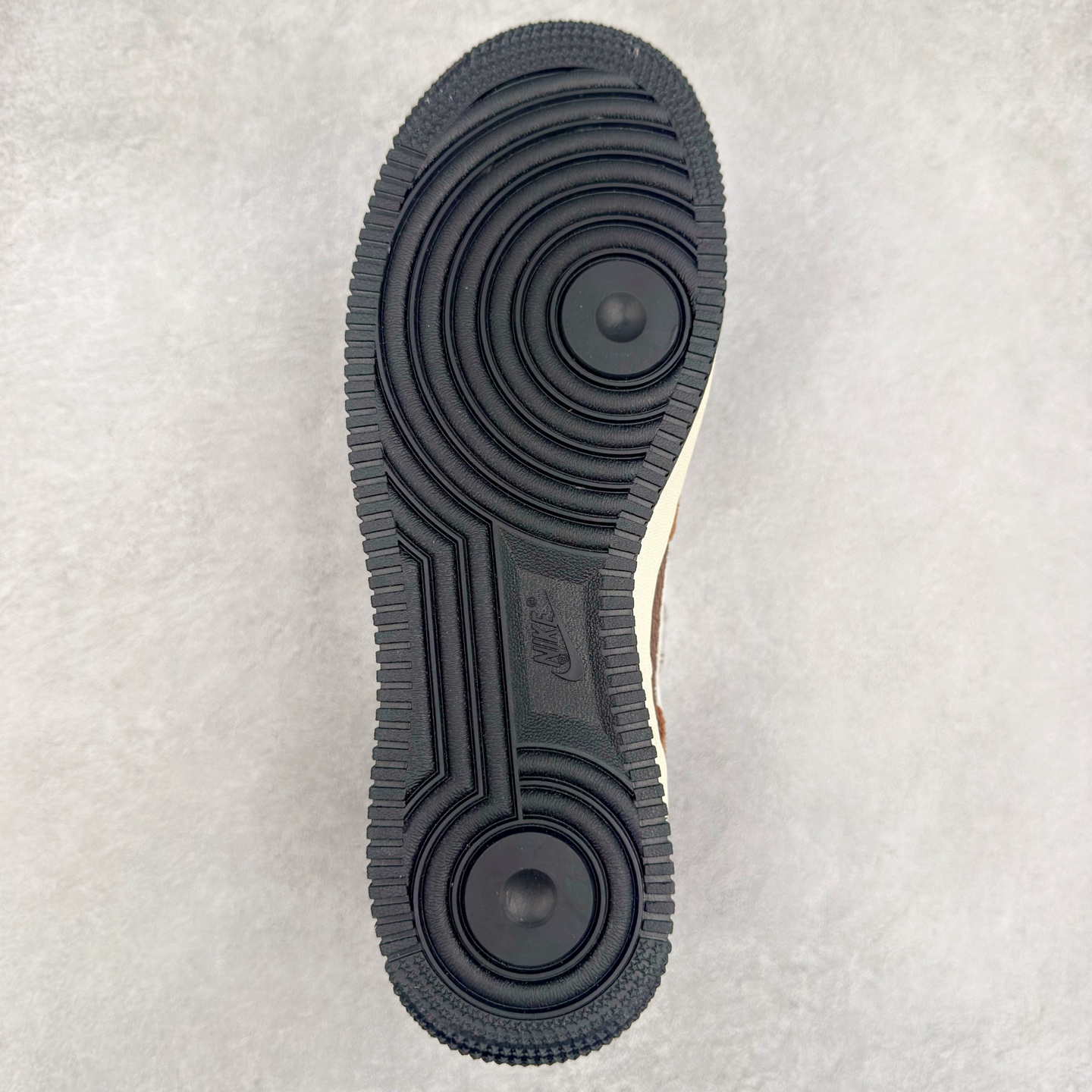 图片[9]-＃XT纯原 NK Air Force 1´07 Low 空军一号低帮百搭休闲运动板鞋 CV5567-200 顶级批次 2022全新楦头鞋型 鱼鳞大底 历时开发三个月 清洁度完美 二维码鞋标 内置芯片及solo气垫 大底高度及其弧度依照正品 钢印 logo刺绣 鞋口弧度 鞋头长度 鞋面冲孔 鞋垫背胶及钢印 完美鞋型对比正品 每一处都是细节满满 柔软、弹性十足的缓震性能和出色的中底设计 横跨复古与现代的外型结合 造就出风靡全球 三十多年的Force 1 直到今天还深受青睐 实拍调校N版已经零色差零失真 百分百还原实物色彩所见即所得 不存在货不对板色差等低级问题 选购参考实物拍摄 不混卖不参货 只用心做好货严格选品 承诺混一赔十 尺码：36 36.5 37.5 38 38.5 39 40 40.5 41 42 42.5 43 44 44.5 45-选品中心