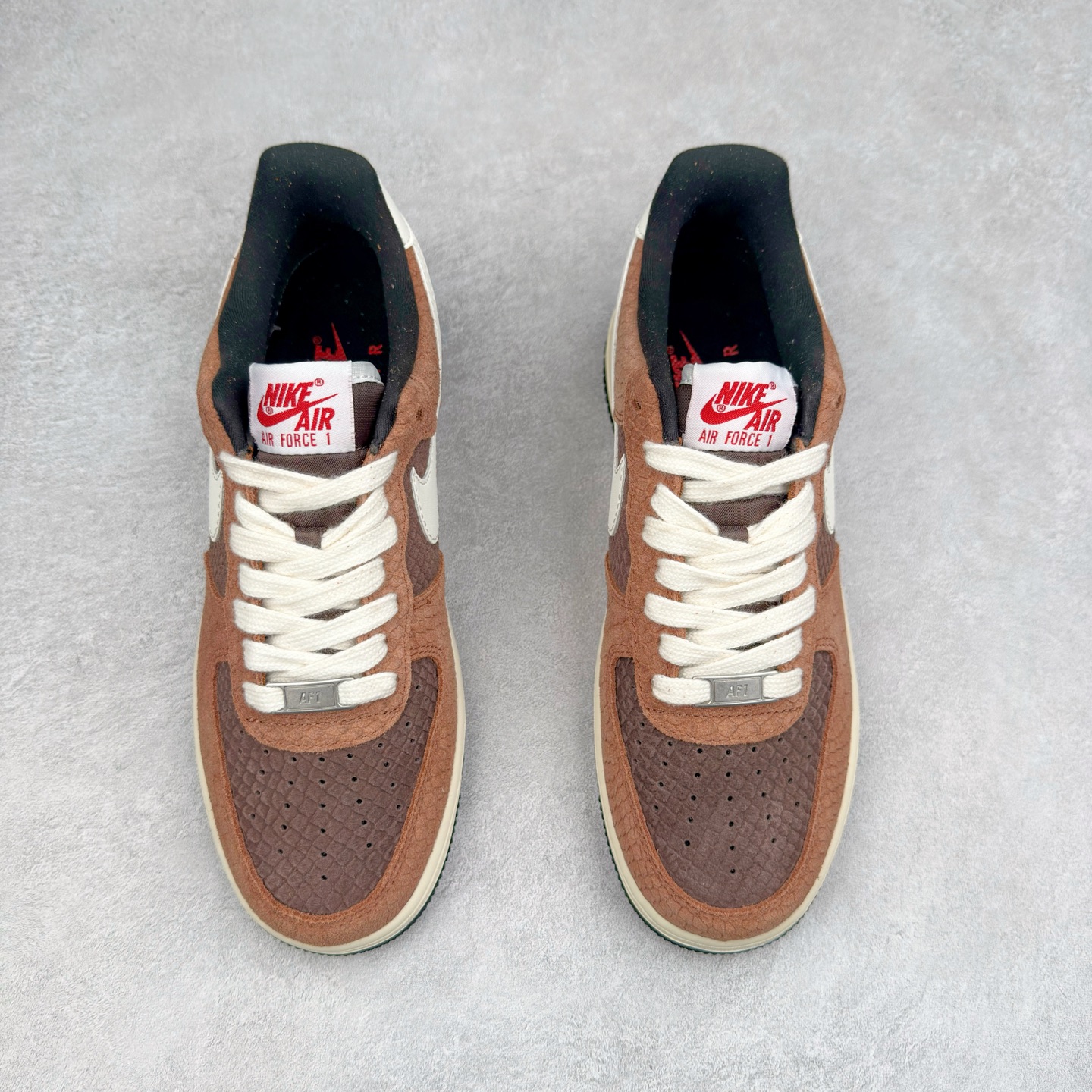 图片[2]-＃XT纯原 NK Air Force 1´07 Low 空军一号低帮百搭休闲运动板鞋 CV5567-200 顶级批次 2022全新楦头鞋型 鱼鳞大底 历时开发三个月 清洁度完美 二维码鞋标 内置芯片及solo气垫 大底高度及其弧度依照正品 钢印 logo刺绣 鞋口弧度 鞋头长度 鞋面冲孔 鞋垫背胶及钢印 完美鞋型对比正品 每一处都是细节满满 柔软、弹性十足的缓震性能和出色的中底设计 横跨复古与现代的外型结合 造就出风靡全球 三十多年的Force 1 直到今天还深受青睐 实拍调校N版已经零色差零失真 百分百还原实物色彩所见即所得 不存在货不对板色差等低级问题 选购参考实物拍摄 不混卖不参货 只用心做好货严格选品 承诺混一赔十 尺码：36 36.5 37.5 38 38.5 39 40 40.5 41 42 42.5 43 44 44.5 45-选品中心