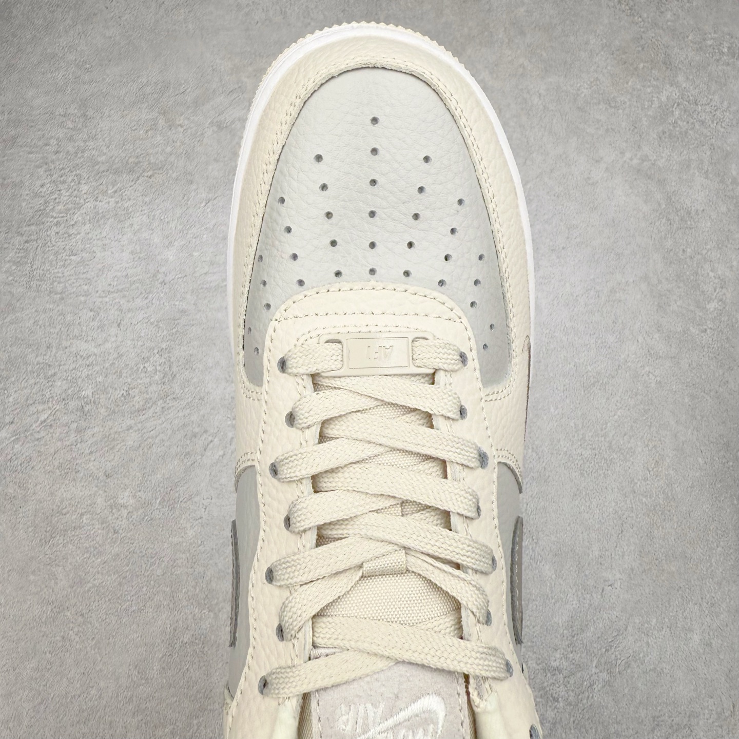 图片[4]-＃XT纯原 NK Air Force 1´07 Low 空军一号低帮百搭休闲运动板鞋 FB8483-100 顶级批次 2022全新楦头鞋型 鱼鳞大底 历时开发三个月 清洁度完美 二维码鞋标 内置芯片及solo气垫 大底高度及其弧度依照正品 钢印 logo刺绣 鞋口弧度 鞋头长度 鞋面冲孔 鞋垫背胶及钢印 完美鞋型对比正品 每一处都是细节满满 柔软、弹性十足的缓震性能和出色的中底设计 横跨复古与现代的外型结合 造就出风靡全球 三十多年的Force 1 直到今天还深受青睐 实拍调校N版已经零色差零失真 百分百还原实物色彩所见即所得 不存在货不对板色差等低级问题 选购参考实物拍摄 不混卖不参货 只用心做好货严格选品 承诺混一赔十 尺码：36 36.5 37.5 38 38.5 39 40 40.5 41 42 42.5 43 44 44.5 45-选品中心