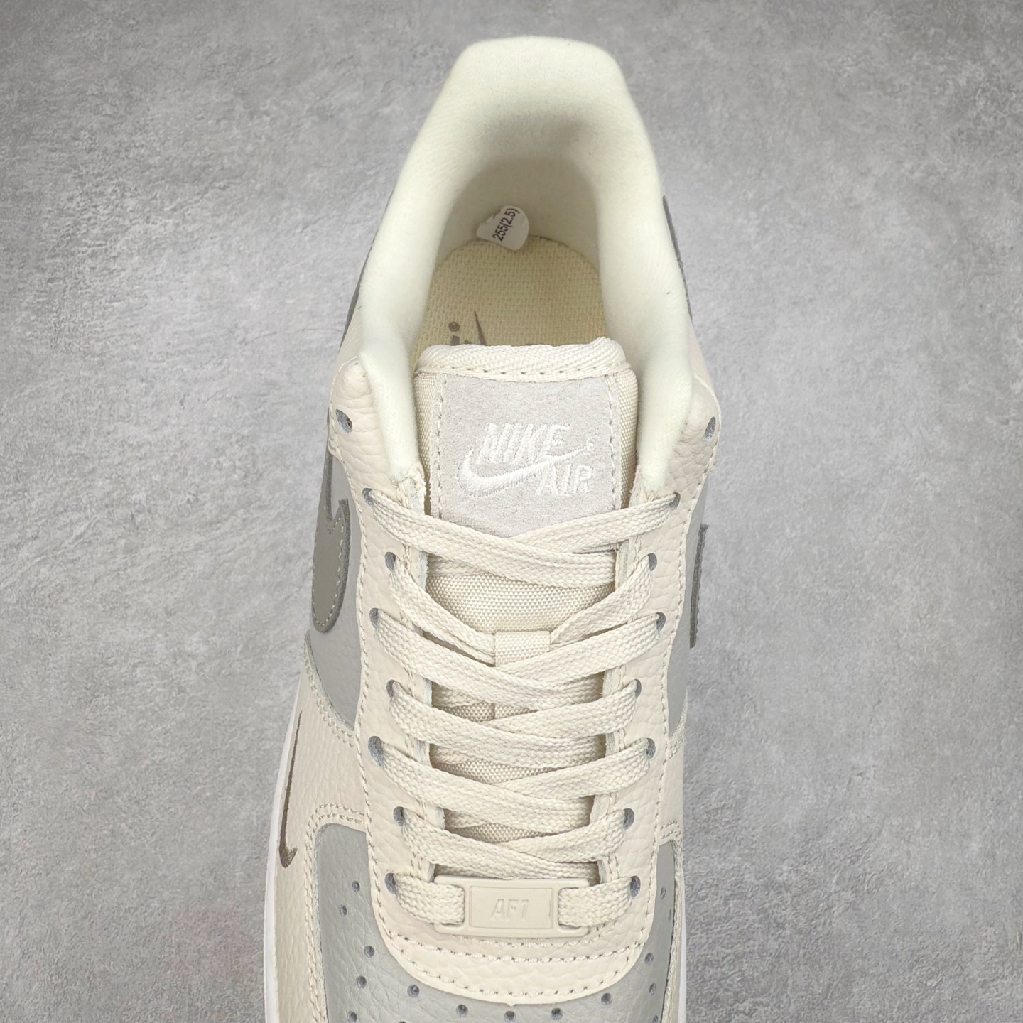 图片[5]-＃XT纯原 NK Air Force 1´07 Low 空军一号低帮百搭休闲运动板鞋 FB8483-100 顶级批次 2022全新楦头鞋型 鱼鳞大底 历时开发三个月 清洁度完美 二维码鞋标 内置芯片及solo气垫 大底高度及其弧度依照正品 钢印 logo刺绣 鞋口弧度 鞋头长度 鞋面冲孔 鞋垫背胶及钢印 完美鞋型对比正品 每一处都是细节满满 柔软、弹性十足的缓震性能和出色的中底设计 横跨复古与现代的外型结合 造就出风靡全球 三十多年的Force 1 直到今天还深受青睐 实拍调校N版已经零色差零失真 百分百还原实物色彩所见即所得 不存在货不对板色差等低级问题 选购参考实物拍摄 不混卖不参货 只用心做好货严格选品 承诺混一赔十 尺码：36 36.5 37.5 38 38.5 39 40 40.5 41 42 42.5 43 44 44.5 45-选品中心