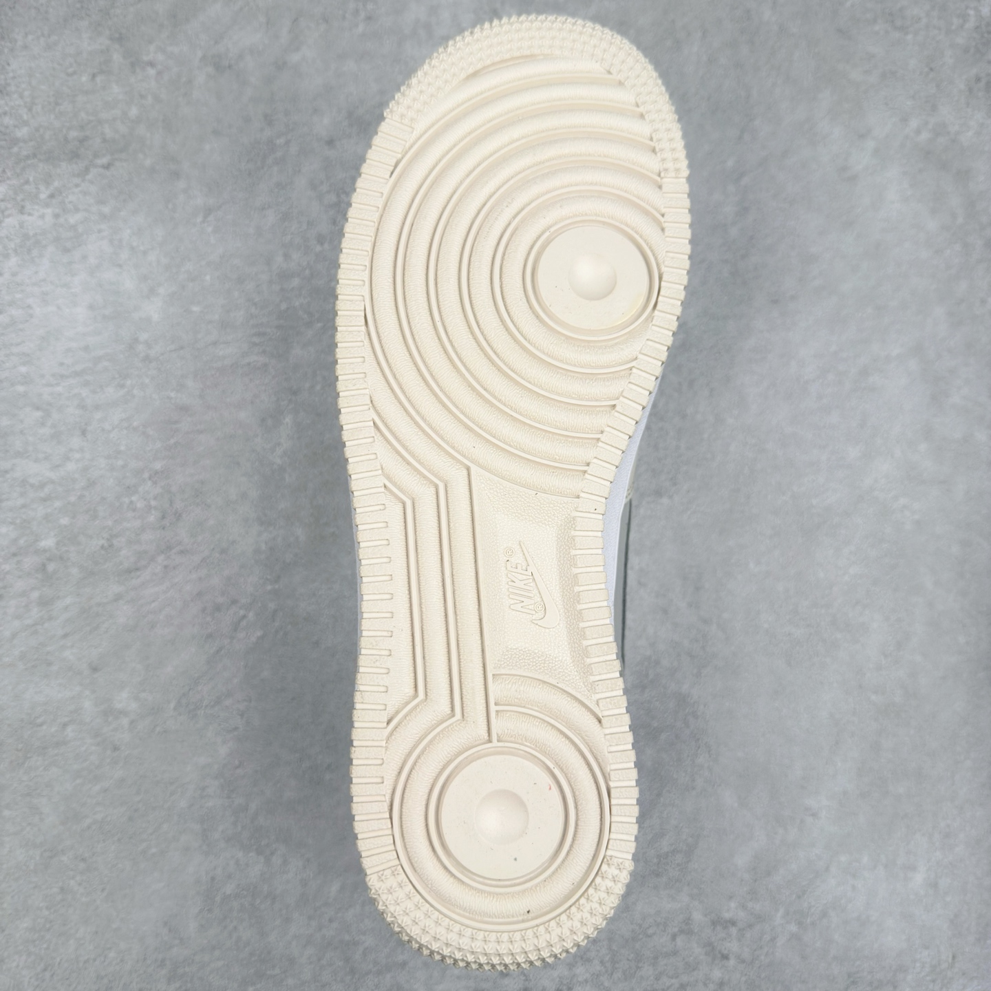 图片[9]-＃XT纯原 NK Air Force 1´07 Low 空军一号低帮百搭休闲运动板鞋 FB8483-100 顶级批次 2022全新楦头鞋型 鱼鳞大底 历时开发三个月 清洁度完美 二维码鞋标 内置芯片及solo气垫 大底高度及其弧度依照正品 钢印 logo刺绣 鞋口弧度 鞋头长度 鞋面冲孔 鞋垫背胶及钢印 完美鞋型对比正品 每一处都是细节满满 柔软、弹性十足的缓震性能和出色的中底设计 横跨复古与现代的外型结合 造就出风靡全球 三十多年的Force 1 直到今天还深受青睐 实拍调校N版已经零色差零失真 百分百还原实物色彩所见即所得 不存在货不对板色差等低级问题 选购参考实物拍摄 不混卖不参货 只用心做好货严格选品 承诺混一赔十 尺码：36 36.5 37.5 38 38.5 39 40 40.5 41 42 42.5 43 44 44.5 45-选品中心