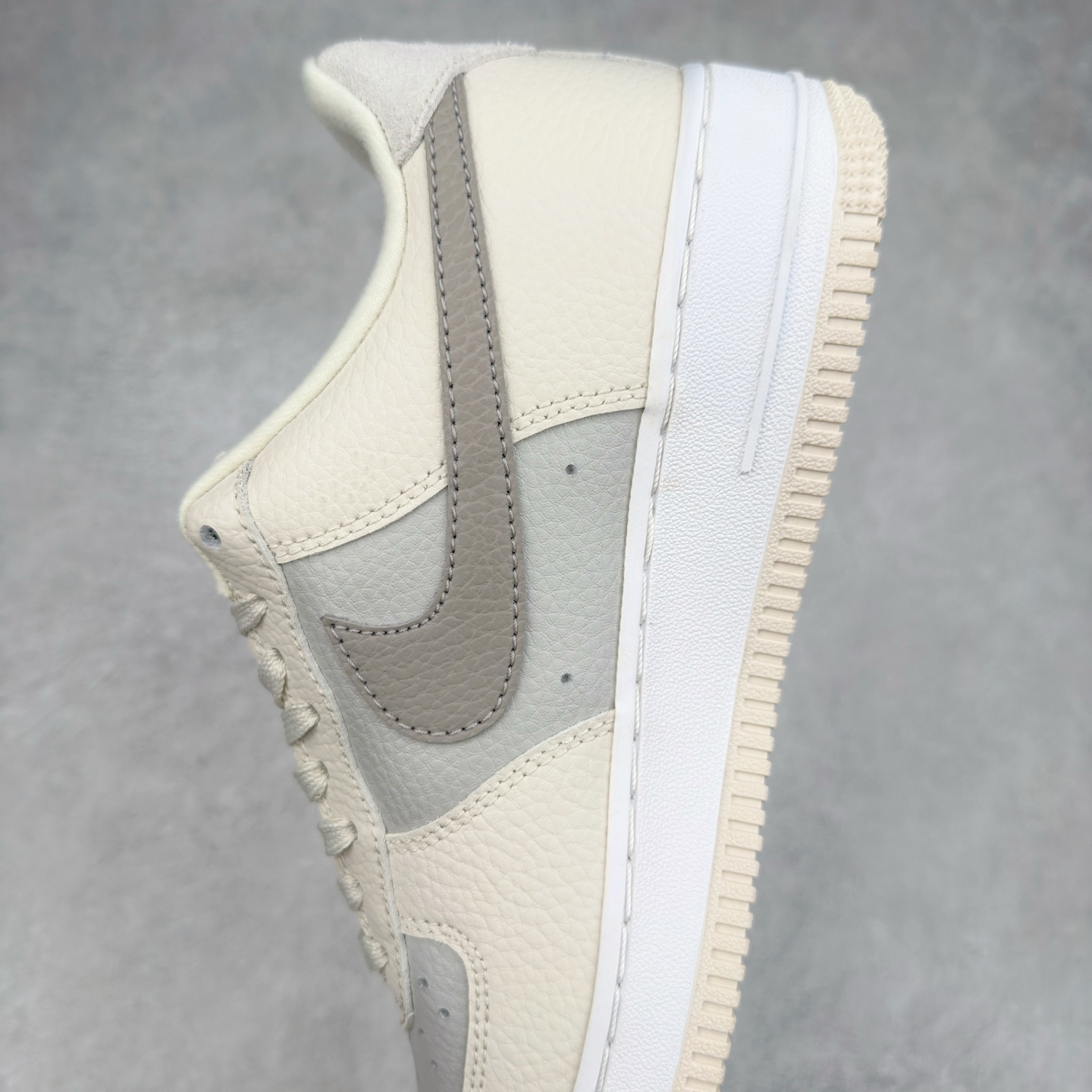 图片[7]-＃XT纯原 NK Air Force 1´07 Low 空军一号低帮百搭休闲运动板鞋 FB8483-100 顶级批次 2022全新楦头鞋型 鱼鳞大底 历时开发三个月 清洁度完美 二维码鞋标 内置芯片及solo气垫 大底高度及其弧度依照正品 钢印 logo刺绣 鞋口弧度 鞋头长度 鞋面冲孔 鞋垫背胶及钢印 完美鞋型对比正品 每一处都是细节满满 柔软、弹性十足的缓震性能和出色的中底设计 横跨复古与现代的外型结合 造就出风靡全球 三十多年的Force 1 直到今天还深受青睐 实拍调校N版已经零色差零失真 百分百还原实物色彩所见即所得 不存在货不对板色差等低级问题 选购参考实物拍摄 不混卖不参货 只用心做好货严格选品 承诺混一赔十 尺码：36 36.5 37.5 38 38.5 39 40 40.5 41 42 42.5 43 44 44.5 45-选品中心