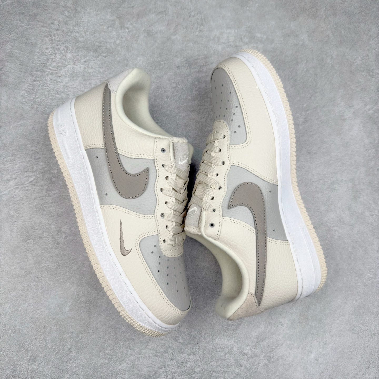 图片[3]-＃XT纯原 NK Air Force 1´07 Low 空军一号低帮百搭休闲运动板鞋 FB8483-100 顶级批次 2022全新楦头鞋型 鱼鳞大底 历时开发三个月 清洁度完美 二维码鞋标 内置芯片及solo气垫 大底高度及其弧度依照正品 钢印 logo刺绣 鞋口弧度 鞋头长度 鞋面冲孔 鞋垫背胶及钢印 完美鞋型对比正品 每一处都是细节满满 柔软、弹性十足的缓震性能和出色的中底设计 横跨复古与现代的外型结合 造就出风靡全球 三十多年的Force 1 直到今天还深受青睐 实拍调校N版已经零色差零失真 百分百还原实物色彩所见即所得 不存在货不对板色差等低级问题 选购参考实物拍摄 不混卖不参货 只用心做好货严格选品 承诺混一赔十 尺码：36 36.5 37.5 38 38.5 39 40 40.5 41 42 42.5 43 44 44.5 45-选品中心