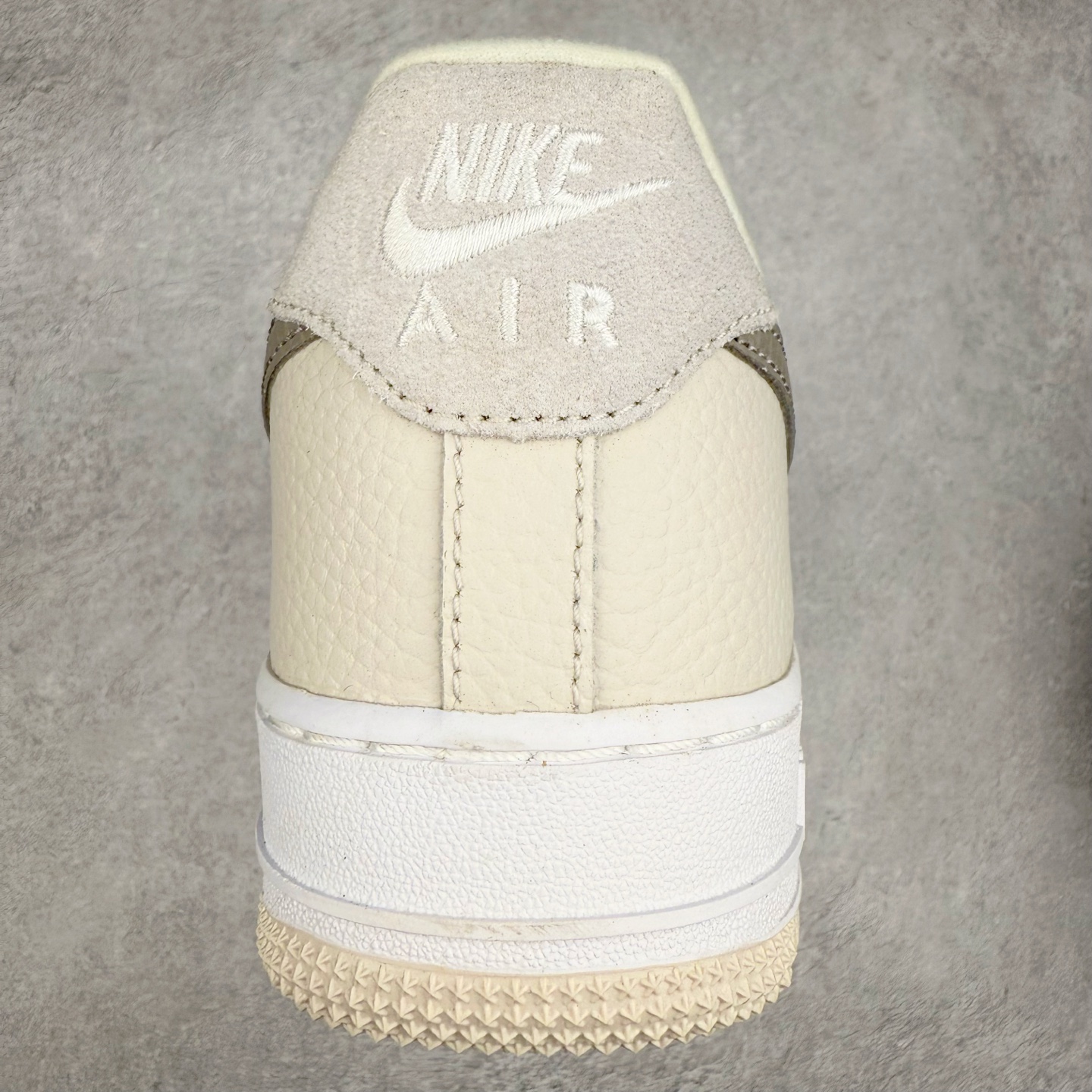 图片[8]-＃XT纯原 NK Air Force 1´07 Low 空军一号低帮百搭休闲运动板鞋 FB8483-100 顶级批次 2022全新楦头鞋型 鱼鳞大底 历时开发三个月 清洁度完美 二维码鞋标 内置芯片及solo气垫 大底高度及其弧度依照正品 钢印 logo刺绣 鞋口弧度 鞋头长度 鞋面冲孔 鞋垫背胶及钢印 完美鞋型对比正品 每一处都是细节满满 柔软、弹性十足的缓震性能和出色的中底设计 横跨复古与现代的外型结合 造就出风靡全球 三十多年的Force 1 直到今天还深受青睐 实拍调校N版已经零色差零失真 百分百还原实物色彩所见即所得 不存在货不对板色差等低级问题 选购参考实物拍摄 不混卖不参货 只用心做好货严格选品 承诺混一赔十 尺码：36 36.5 37.5 38 38.5 39 40 40.5 41 42 42.5 43 44 44.5 45-选品中心