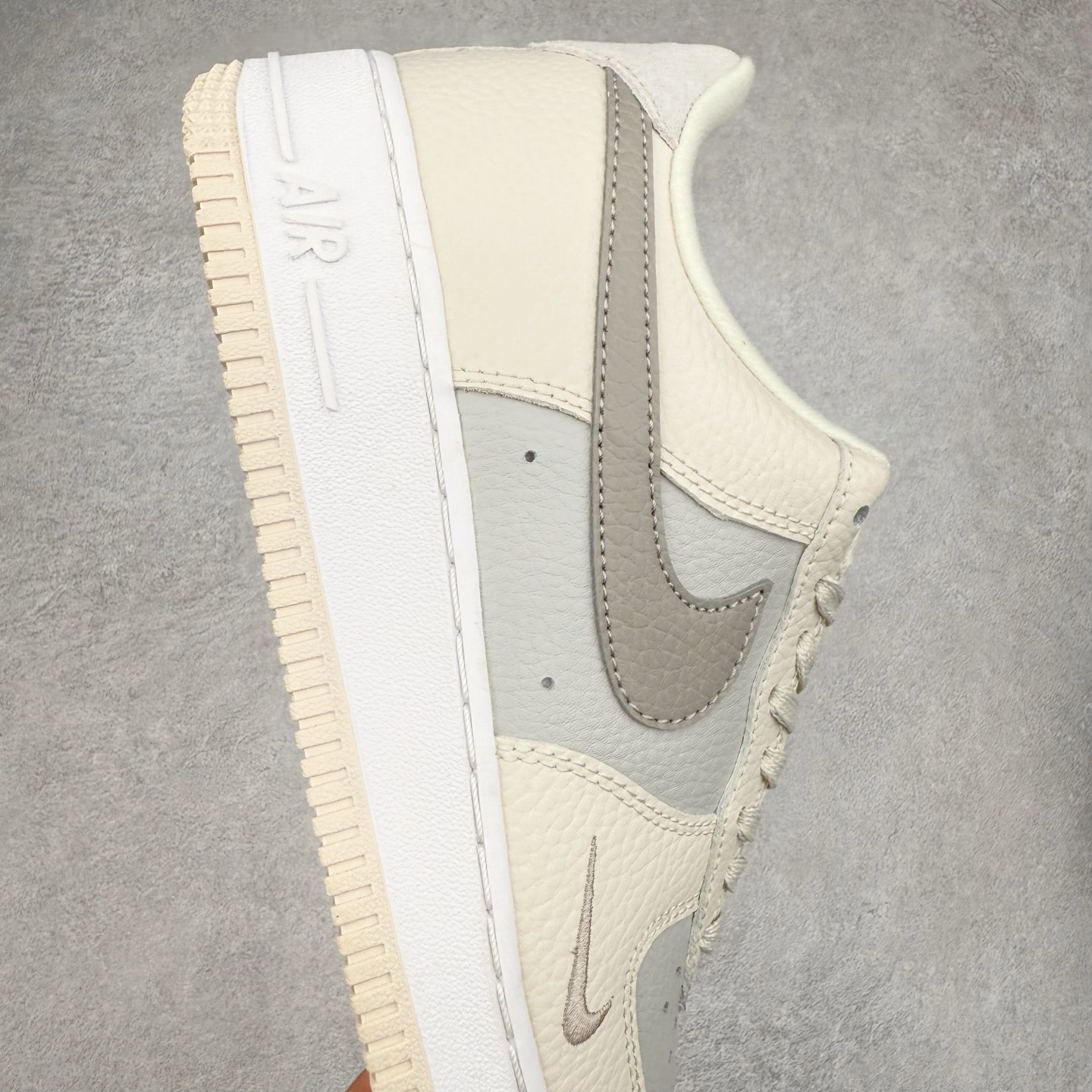 图片[6]-＃XT纯原 NK Air Force 1´07 Low 空军一号低帮百搭休闲运动板鞋 FB8483-100 顶级批次 2022全新楦头鞋型 鱼鳞大底 历时开发三个月 清洁度完美 二维码鞋标 内置芯片及solo气垫 大底高度及其弧度依照正品 钢印 logo刺绣 鞋口弧度 鞋头长度 鞋面冲孔 鞋垫背胶及钢印 完美鞋型对比正品 每一处都是细节满满 柔软、弹性十足的缓震性能和出色的中底设计 横跨复古与现代的外型结合 造就出风靡全球 三十多年的Force 1 直到今天还深受青睐 实拍调校N版已经零色差零失真 百分百还原实物色彩所见即所得 不存在货不对板色差等低级问题 选购参考实物拍摄 不混卖不参货 只用心做好货严格选品 承诺混一赔十 尺码：36 36.5 37.5 38 38.5 39 40 40.5 41 42 42.5 43 44 44.5 45-选品中心