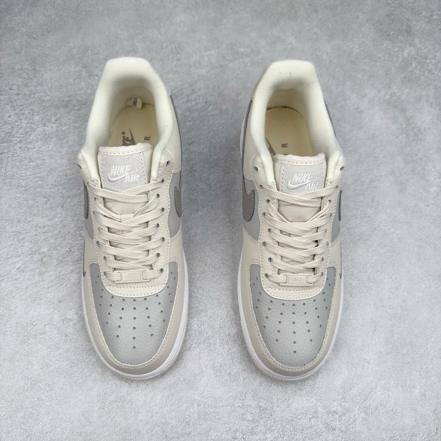 图片[2]-＃XT纯原 NK Air Force 1´07 Low 空军一号低帮百搭休闲运动板鞋 FB8483-100 顶级批次 2022全新楦头鞋型 鱼鳞大底 历时开发三个月 清洁度完美 二维码鞋标 内置芯片及solo气垫 大底高度及其弧度依照正品 钢印 logo刺绣 鞋口弧度 鞋头长度 鞋面冲孔 鞋垫背胶及钢印 完美鞋型对比正品 每一处都是细节满满 柔软、弹性十足的缓震性能和出色的中底设计 横跨复古与现代的外型结合 造就出风靡全球 三十多年的Force 1 直到今天还深受青睐 实拍调校N版已经零色差零失真 百分百还原实物色彩所见即所得 不存在货不对板色差等低级问题 选购参考实物拍摄 不混卖不参货 只用心做好货严格选品 承诺混一赔十 尺码：36 36.5 37.5 38 38.5 39 40 40.5 41 42 42.5 43 44 44.5 45-选品中心