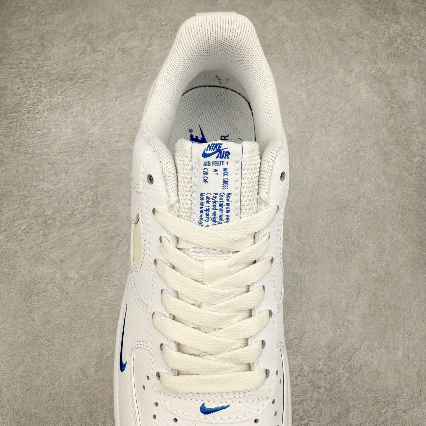 图片[5]-＃XT纯原 NK Air Force 1´07 Low 空军一号低帮百搭休闲运动板鞋 FB8971-100 顶级批次 2022全新楦头鞋型 鱼鳞大底 历时开发三个月 清洁度完美 二维码鞋标 内置芯片及solo气垫 大底高度及其弧度依照正品 钢印 logo刺绣 鞋口弧度 鞋头长度 鞋面冲孔 鞋垫背胶及钢印 完美鞋型对比正品 每一处都是细节满满 柔软、弹性十足的缓震性能和出色的中底设计 横跨复古与现代的外型结合 造就出风靡全球 三十多年的Force 1 直到今天还深受青睐 实拍调校N版已经零色差零失真 百分百还原实物色彩所见即所得 不存在货不对板色差等低级问题 选购参考实物拍摄 不混卖不参货 只用心做好货严格选品 承诺混一赔十 尺码：36 36.5 37.5 38 38.5 39 40 40.5 41 42 42.5 43 44 44.5 45-选品中心