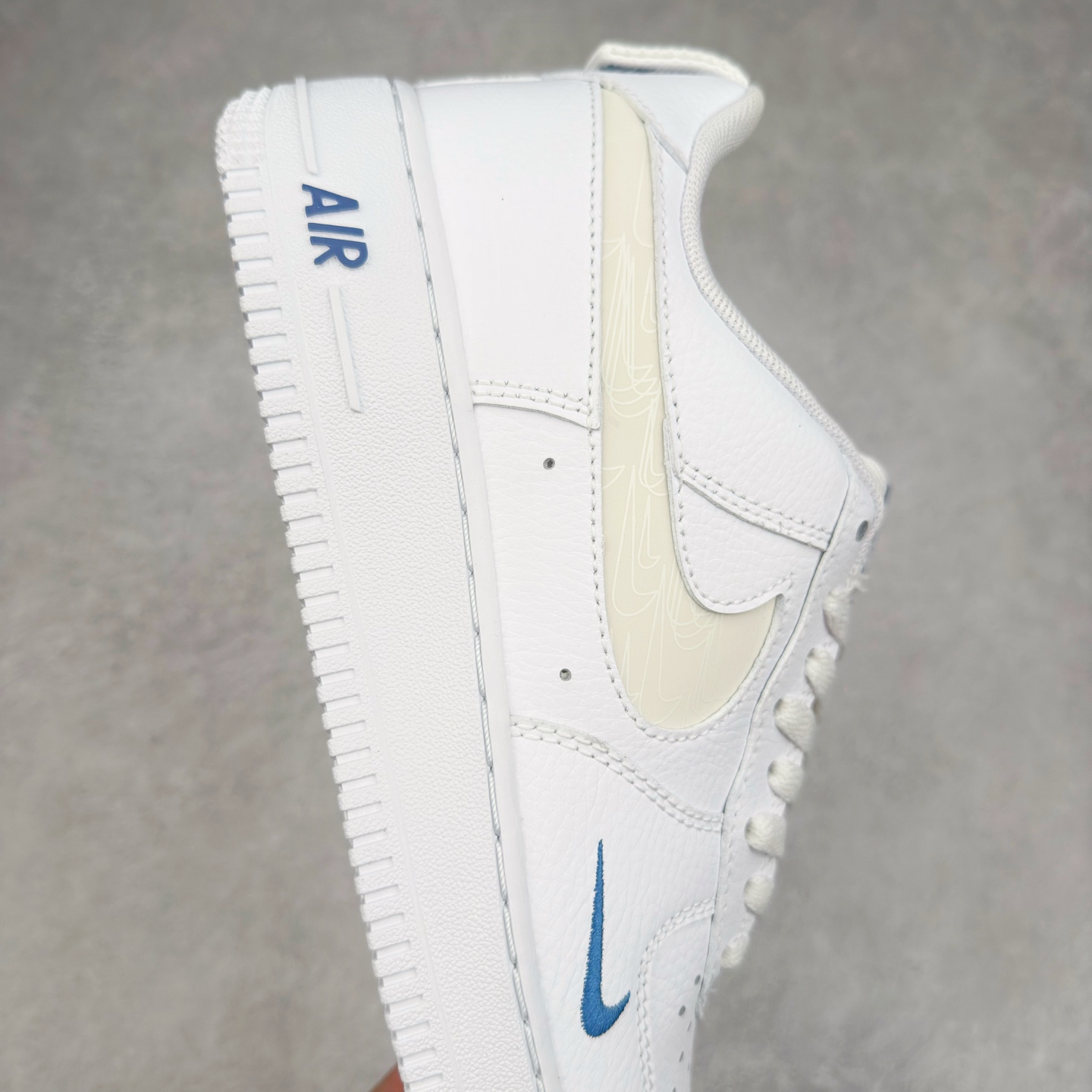 图片[6]-＃XT纯原 NK Air Force 1´07 Low 空军一号低帮百搭休闲运动板鞋 FB8971-100 顶级批次 2022全新楦头鞋型 鱼鳞大底 历时开发三个月 清洁度完美 二维码鞋标 内置芯片及solo气垫 大底高度及其弧度依照正品 钢印 logo刺绣 鞋口弧度 鞋头长度 鞋面冲孔 鞋垫背胶及钢印 完美鞋型对比正品 每一处都是细节满满 柔软、弹性十足的缓震性能和出色的中底设计 横跨复古与现代的外型结合 造就出风靡全球 三十多年的Force 1 直到今天还深受青睐 实拍调校N版已经零色差零失真 百分百还原实物色彩所见即所得 不存在货不对板色差等低级问题 选购参考实物拍摄 不混卖不参货 只用心做好货严格选品 承诺混一赔十 尺码：36 36.5 37.5 38 38.5 39 40 40.5 41 42 42.5 43 44 44.5 45-选品中心