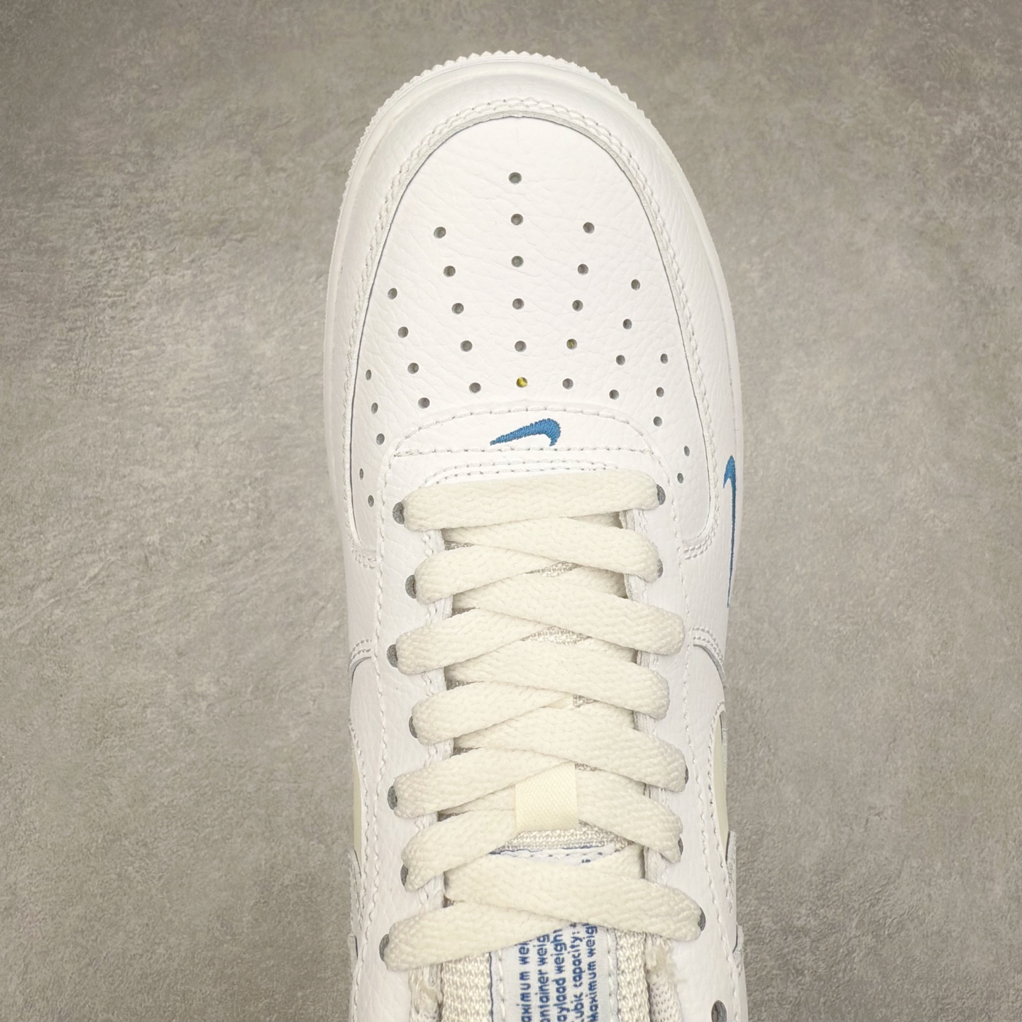 图片[4]-＃XT纯原 NK Air Force 1´07 Low 空军一号低帮百搭休闲运动板鞋 FB8971-100 顶级批次 2022全新楦头鞋型 鱼鳞大底 历时开发三个月 清洁度完美 二维码鞋标 内置芯片及solo气垫 大底高度及其弧度依照正品 钢印 logo刺绣 鞋口弧度 鞋头长度 鞋面冲孔 鞋垫背胶及钢印 完美鞋型对比正品 每一处都是细节满满 柔软、弹性十足的缓震性能和出色的中底设计 横跨复古与现代的外型结合 造就出风靡全球 三十多年的Force 1 直到今天还深受青睐 实拍调校N版已经零色差零失真 百分百还原实物色彩所见即所得 不存在货不对板色差等低级问题 选购参考实物拍摄 不混卖不参货 只用心做好货严格选品 承诺混一赔十 尺码：36 36.5 37.5 38 38.5 39 40 40.5 41 42 42.5 43 44 44.5 45-选品中心