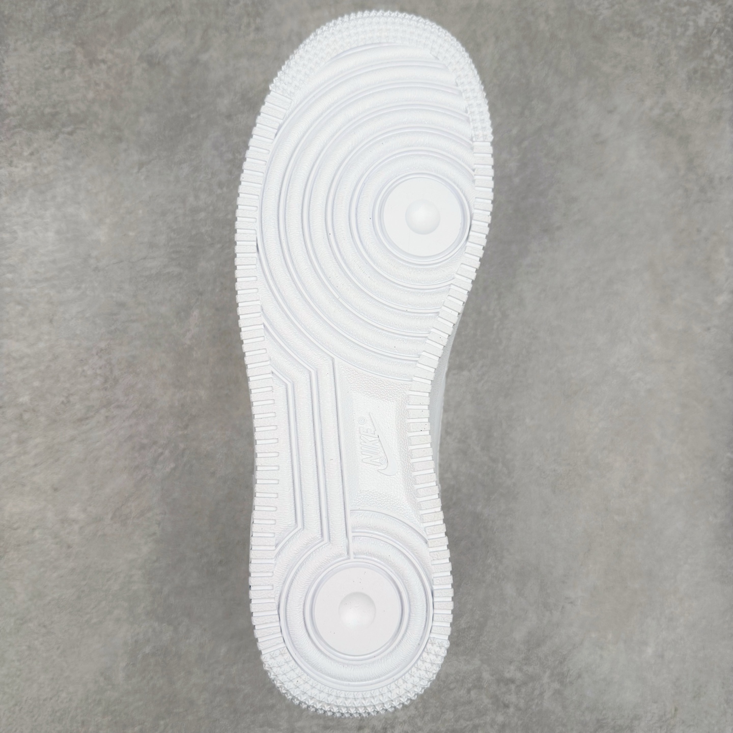 图片[9]-＃XT纯原 NK Air Force 1´07 Low 空军一号低帮百搭休闲运动板鞋 FB8971-100 顶级批次 2022全新楦头鞋型 鱼鳞大底 历时开发三个月 清洁度完美 二维码鞋标 内置芯片及solo气垫 大底高度及其弧度依照正品 钢印 logo刺绣 鞋口弧度 鞋头长度 鞋面冲孔 鞋垫背胶及钢印 完美鞋型对比正品 每一处都是细节满满 柔软、弹性十足的缓震性能和出色的中底设计 横跨复古与现代的外型结合 造就出风靡全球 三十多年的Force 1 直到今天还深受青睐 实拍调校N版已经零色差零失真 百分百还原实物色彩所见即所得 不存在货不对板色差等低级问题 选购参考实物拍摄 不混卖不参货 只用心做好货严格选品 承诺混一赔十 尺码：36 36.5 37.5 38 38.5 39 40 40.5 41 42 42.5 43 44 44.5 45-选品中心