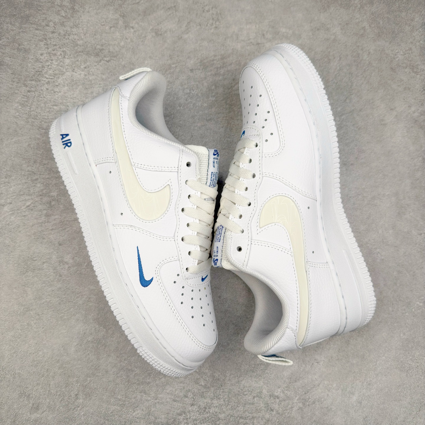 图片[3]-＃XT纯原 NK Air Force 1´07 Low 空军一号低帮百搭休闲运动板鞋 FB8971-100 顶级批次 2022全新楦头鞋型 鱼鳞大底 历时开发三个月 清洁度完美 二维码鞋标 内置芯片及solo气垫 大底高度及其弧度依照正品 钢印 logo刺绣 鞋口弧度 鞋头长度 鞋面冲孔 鞋垫背胶及钢印 完美鞋型对比正品 每一处都是细节满满 柔软、弹性十足的缓震性能和出色的中底设计 横跨复古与现代的外型结合 造就出风靡全球 三十多年的Force 1 直到今天还深受青睐 实拍调校N版已经零色差零失真 百分百还原实物色彩所见即所得 不存在货不对板色差等低级问题 选购参考实物拍摄 不混卖不参货 只用心做好货严格选品 承诺混一赔十 尺码：36 36.5 37.5 38 38.5 39 40 40.5 41 42 42.5 43 44 44.5 45-选品中心