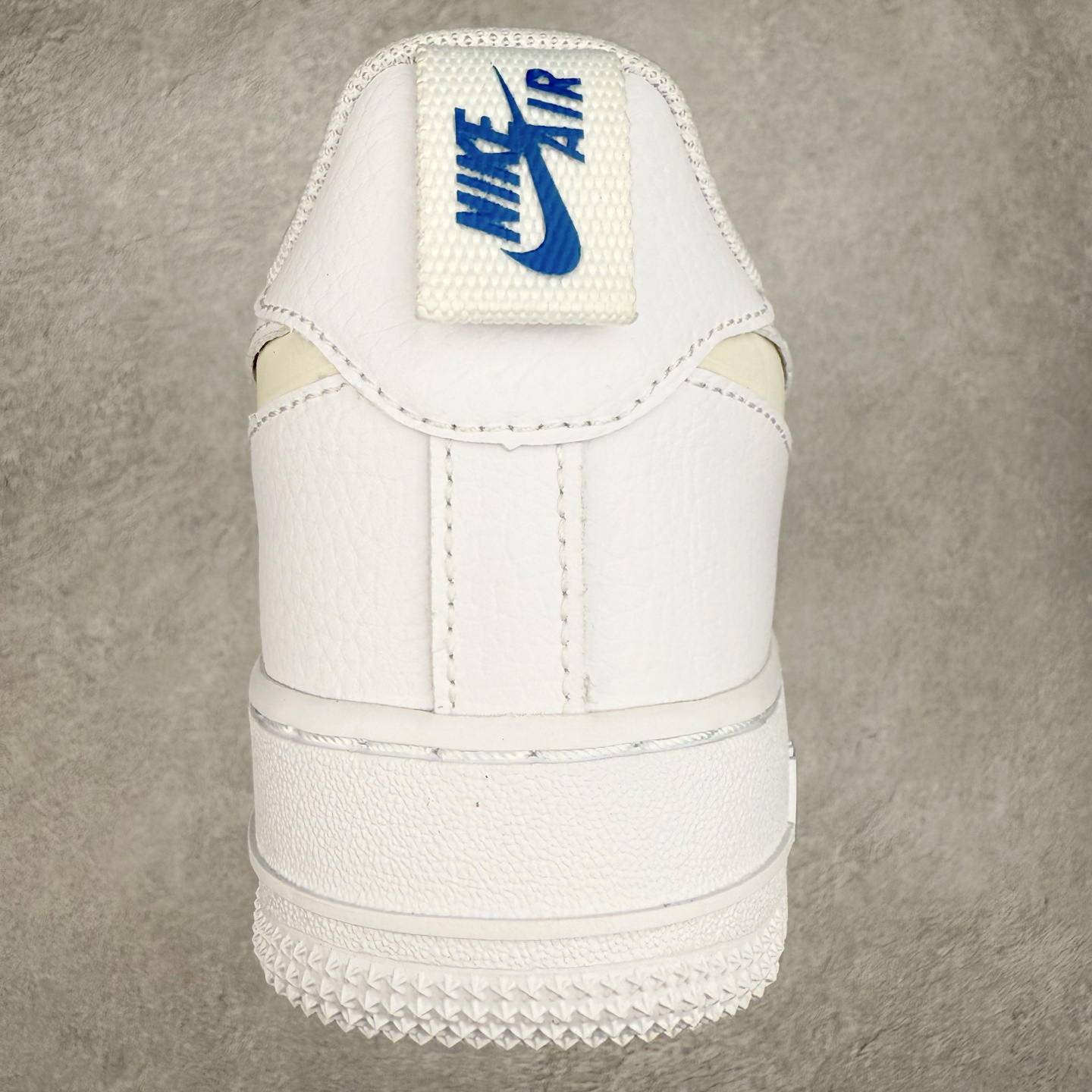 图片[8]-＃XT纯原 NK Air Force 1´07 Low 空军一号低帮百搭休闲运动板鞋 FB8971-100 顶级批次 2022全新楦头鞋型 鱼鳞大底 历时开发三个月 清洁度完美 二维码鞋标 内置芯片及solo气垫 大底高度及其弧度依照正品 钢印 logo刺绣 鞋口弧度 鞋头长度 鞋面冲孔 鞋垫背胶及钢印 完美鞋型对比正品 每一处都是细节满满 柔软、弹性十足的缓震性能和出色的中底设计 横跨复古与现代的外型结合 造就出风靡全球 三十多年的Force 1 直到今天还深受青睐 实拍调校N版已经零色差零失真 百分百还原实物色彩所见即所得 不存在货不对板色差等低级问题 选购参考实物拍摄 不混卖不参货 只用心做好货严格选品 承诺混一赔十 尺码：36 36.5 37.5 38 38.5 39 40 40.5 41 42 42.5 43 44 44.5 45-选品中心