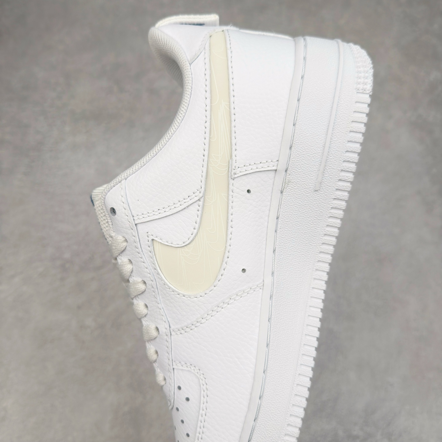 图片[7]-＃XT纯原 NK Air Force 1´07 Low 空军一号低帮百搭休闲运动板鞋 FB8971-100 顶级批次 2022全新楦头鞋型 鱼鳞大底 历时开发三个月 清洁度完美 二维码鞋标 内置芯片及solo气垫 大底高度及其弧度依照正品 钢印 logo刺绣 鞋口弧度 鞋头长度 鞋面冲孔 鞋垫背胶及钢印 完美鞋型对比正品 每一处都是细节满满 柔软、弹性十足的缓震性能和出色的中底设计 横跨复古与现代的外型结合 造就出风靡全球 三十多年的Force 1 直到今天还深受青睐 实拍调校N版已经零色差零失真 百分百还原实物色彩所见即所得 不存在货不对板色差等低级问题 选购参考实物拍摄 不混卖不参货 只用心做好货严格选品 承诺混一赔十 尺码：36 36.5 37.5 38 38.5 39 40 40.5 41 42 42.5 43 44 44.5 45-选品中心