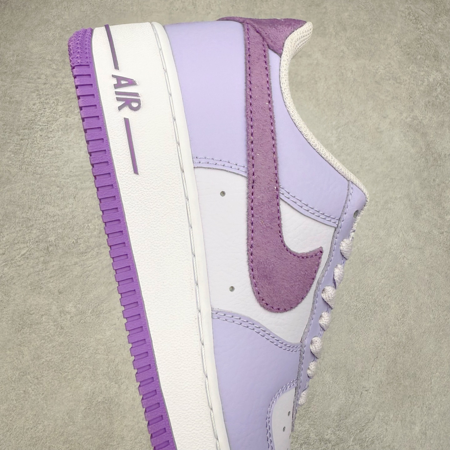 图片[6]-＃XT纯原 NK Air Force 1´07 Low 空军一号低帮百搭休闲运动板鞋 HQ3905-500 顶级批次 2022全新楦头鞋型 鱼鳞大底 历时开发三个月 清洁度完美 二维码鞋标 内置芯片及solo气垫 大底高度及其弧度依照正品 钢印 logo刺绣 鞋口弧度 鞋头长度 鞋面冲孔 鞋垫背胶及钢印 完美鞋型对比正品 每一处都是细节满满 柔软、弹性十足的缓震性能和出色的中底设计 横跨复古与现代的外型结合 造就出风靡全球 三十多年的Force 1 直到今天还深受青睐 实拍调校N版已经零色差零失真 百分百还原实物色彩所见即所得 不存在货不对板色差等低级问题 选购参考实物拍摄 不混卖不参货 只用心做好货严格选品 承诺混一赔十 尺码：36 36.5 37.5 38 38.5 39 40 40.5 41 42 42.5 43 44 44.5 45-选品中心