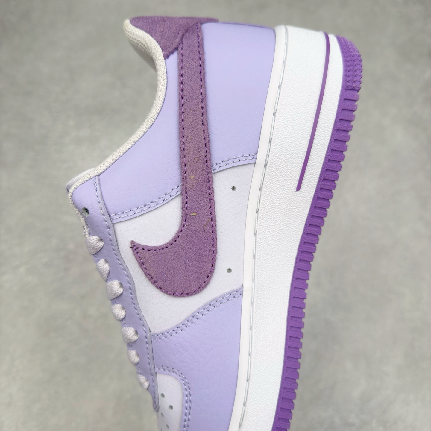 图片[7]-＃XT纯原 NK Air Force 1´07 Low 空军一号低帮百搭休闲运动板鞋 HQ3905-500 顶级批次 2022全新楦头鞋型 鱼鳞大底 历时开发三个月 清洁度完美 二维码鞋标 内置芯片及solo气垫 大底高度及其弧度依照正品 钢印 logo刺绣 鞋口弧度 鞋头长度 鞋面冲孔 鞋垫背胶及钢印 完美鞋型对比正品 每一处都是细节满满 柔软、弹性十足的缓震性能和出色的中底设计 横跨复古与现代的外型结合 造就出风靡全球 三十多年的Force 1 直到今天还深受青睐 实拍调校N版已经零色差零失真 百分百还原实物色彩所见即所得 不存在货不对板色差等低级问题 选购参考实物拍摄 不混卖不参货 只用心做好货严格选品 承诺混一赔十 尺码：36 36.5 37.5 38 38.5 39 40 40.5 41 42 42.5 43 44 44.5 45-选品中心