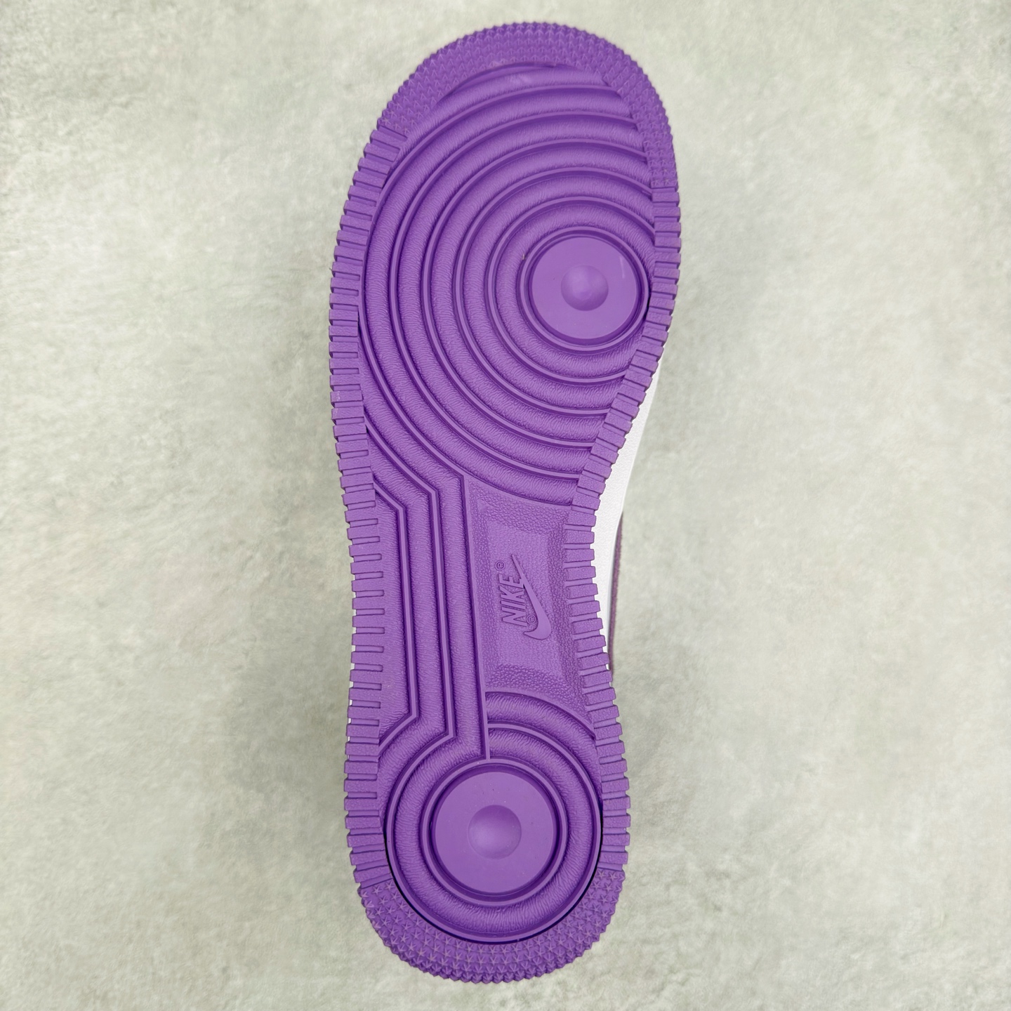 图片[9]-＃XT纯原 NK Air Force 1´07 Low 空军一号低帮百搭休闲运动板鞋 HQ3905-500 顶级批次 2022全新楦头鞋型 鱼鳞大底 历时开发三个月 清洁度完美 二维码鞋标 内置芯片及solo气垫 大底高度及其弧度依照正品 钢印 logo刺绣 鞋口弧度 鞋头长度 鞋面冲孔 鞋垫背胶及钢印 完美鞋型对比正品 每一处都是细节满满 柔软、弹性十足的缓震性能和出色的中底设计 横跨复古与现代的外型结合 造就出风靡全球 三十多年的Force 1 直到今天还深受青睐 实拍调校N版已经零色差零失真 百分百还原实物色彩所见即所得 不存在货不对板色差等低级问题 选购参考实物拍摄 不混卖不参货 只用心做好货严格选品 承诺混一赔十 尺码：36 36.5 37.5 38 38.5 39 40 40.5 41 42 42.5 43 44 44.5 45-选品中心